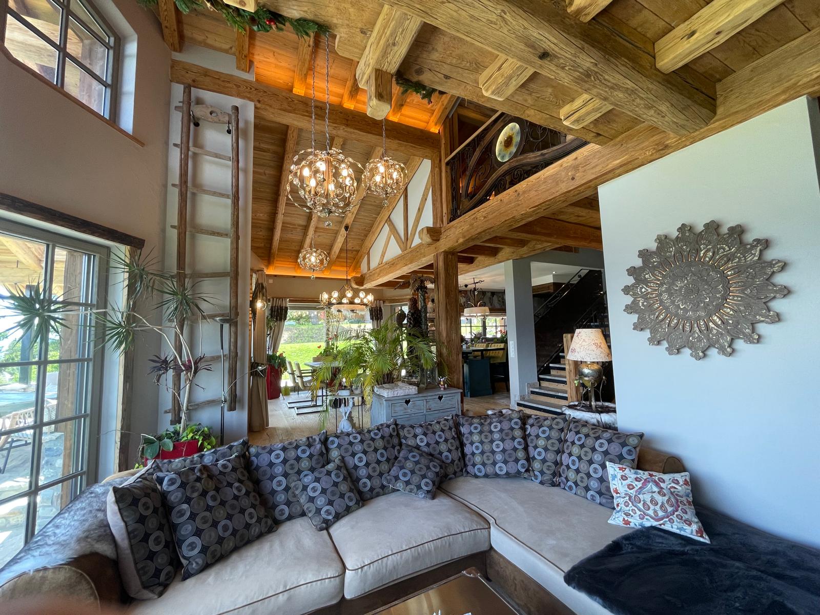 Rustikales Wohnzimmer mit Galerie und Holzbalkendecke