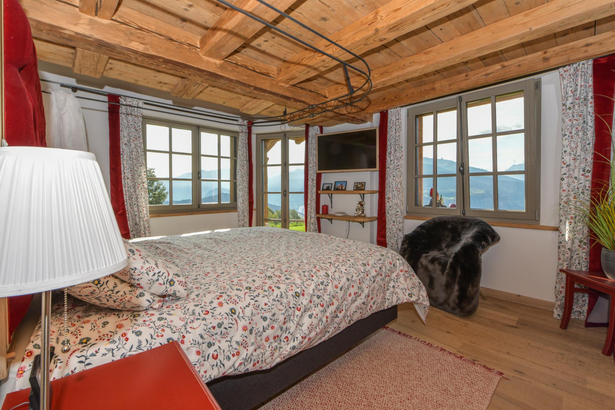Gemütliches Schlafzimmer mit Bergblick