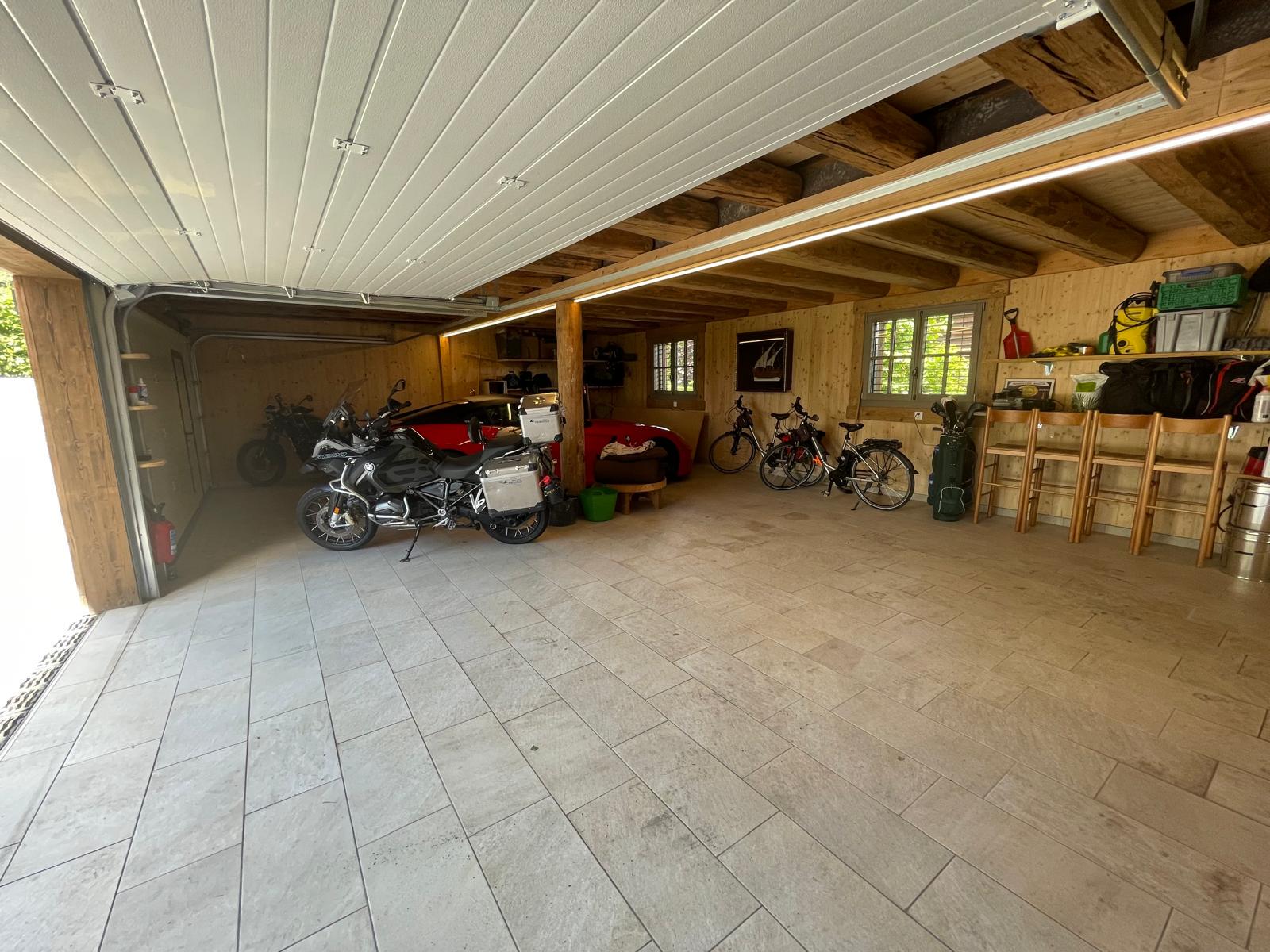 Großzügige Garage mit Holzverkleidung