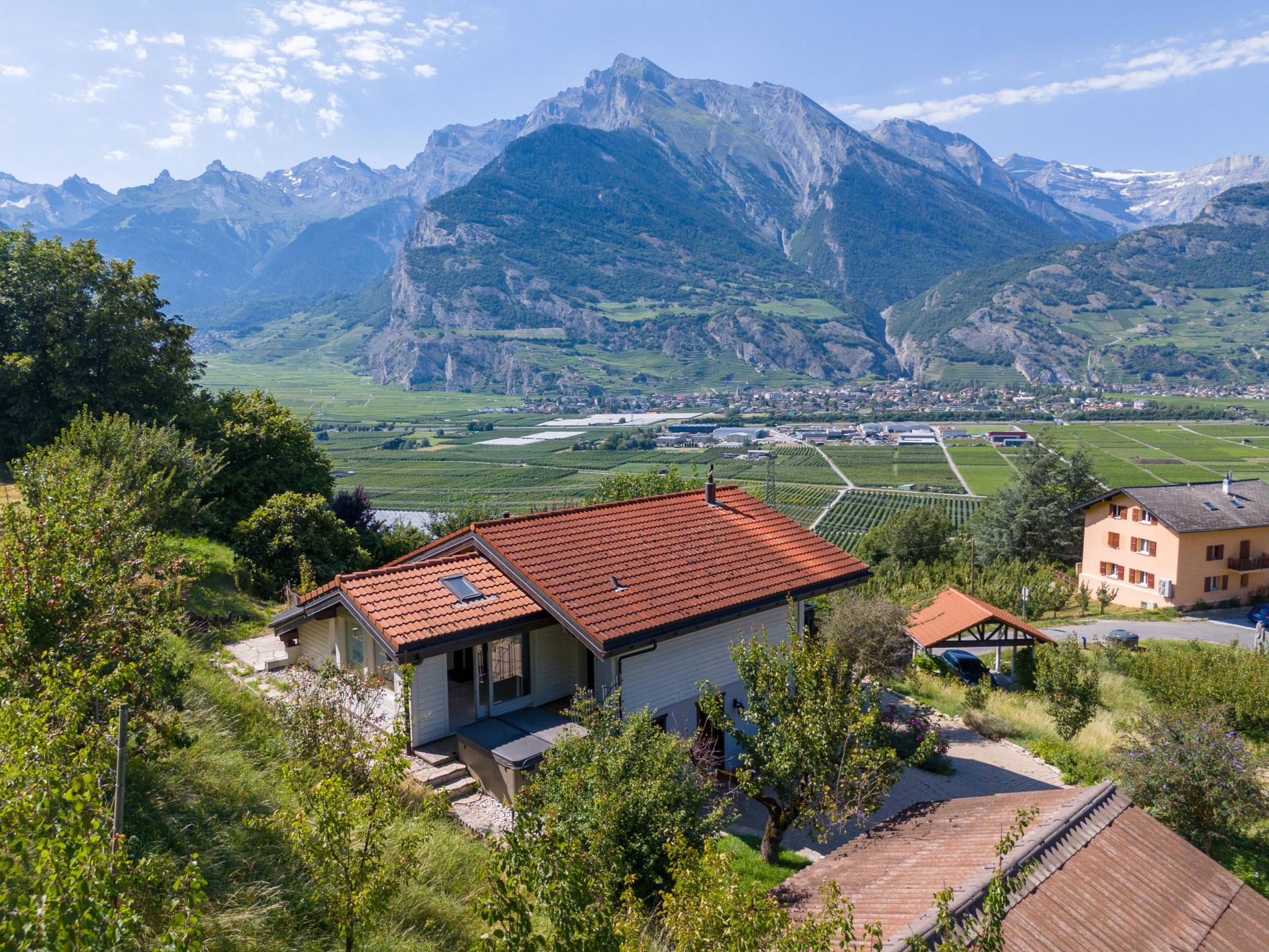 Berglandschaft mit Wohnhaus und Talblick