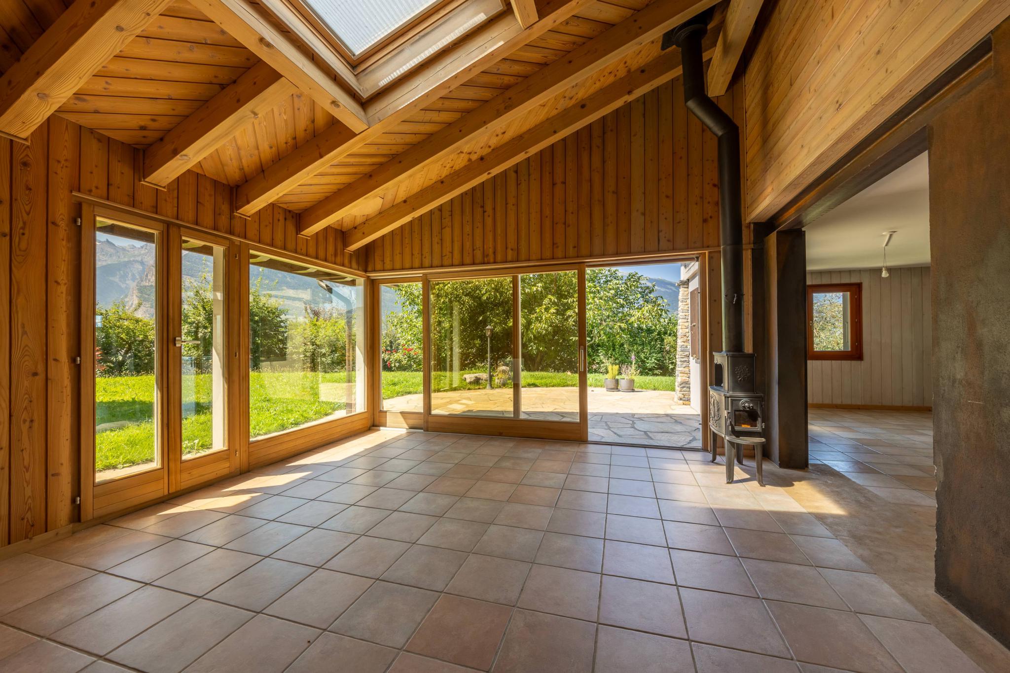 Heller Wohnraum mit Holzdecke und Kaminofen