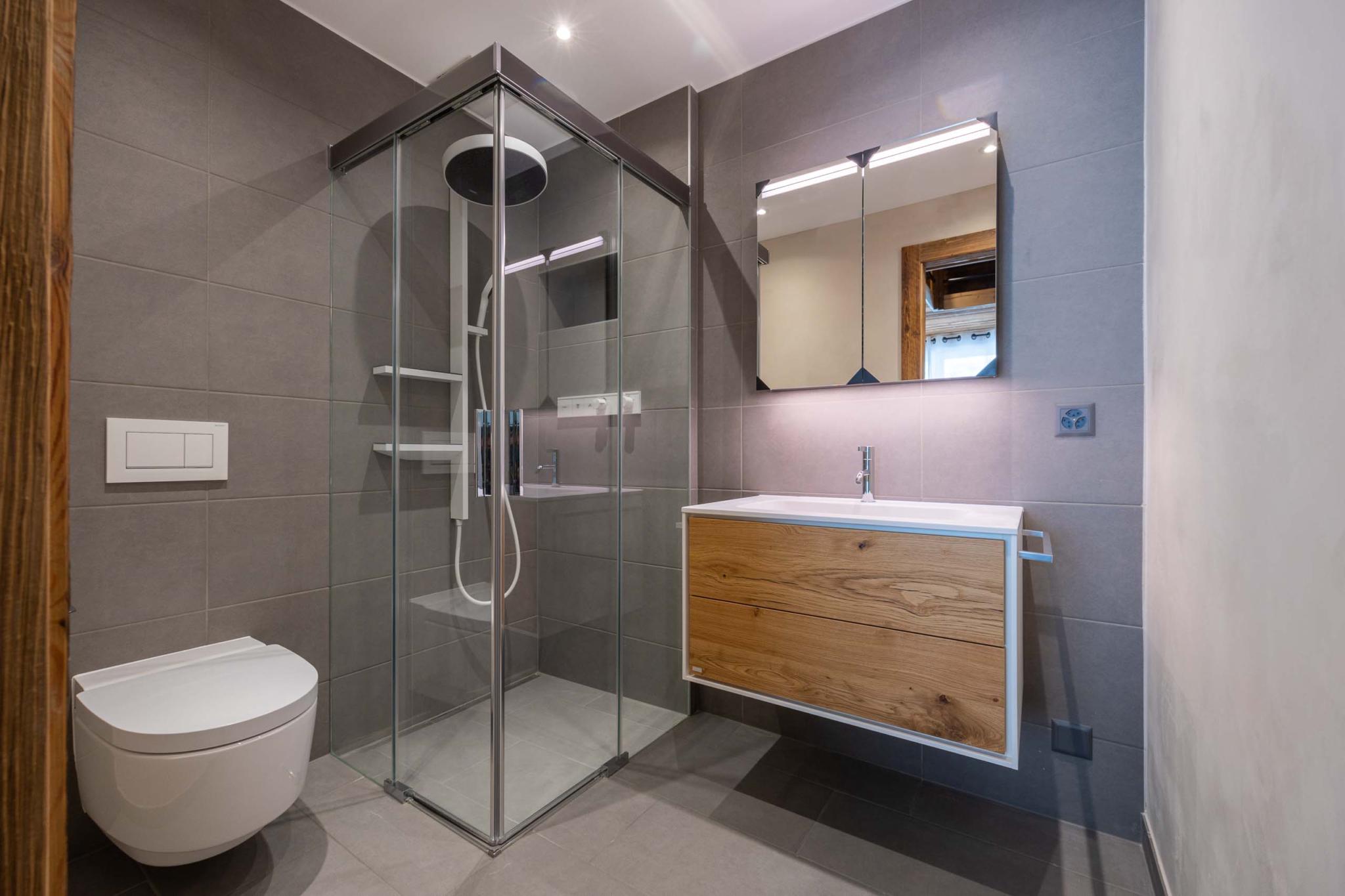 Modernes Badezimmer mit Dusche und Waschtisch