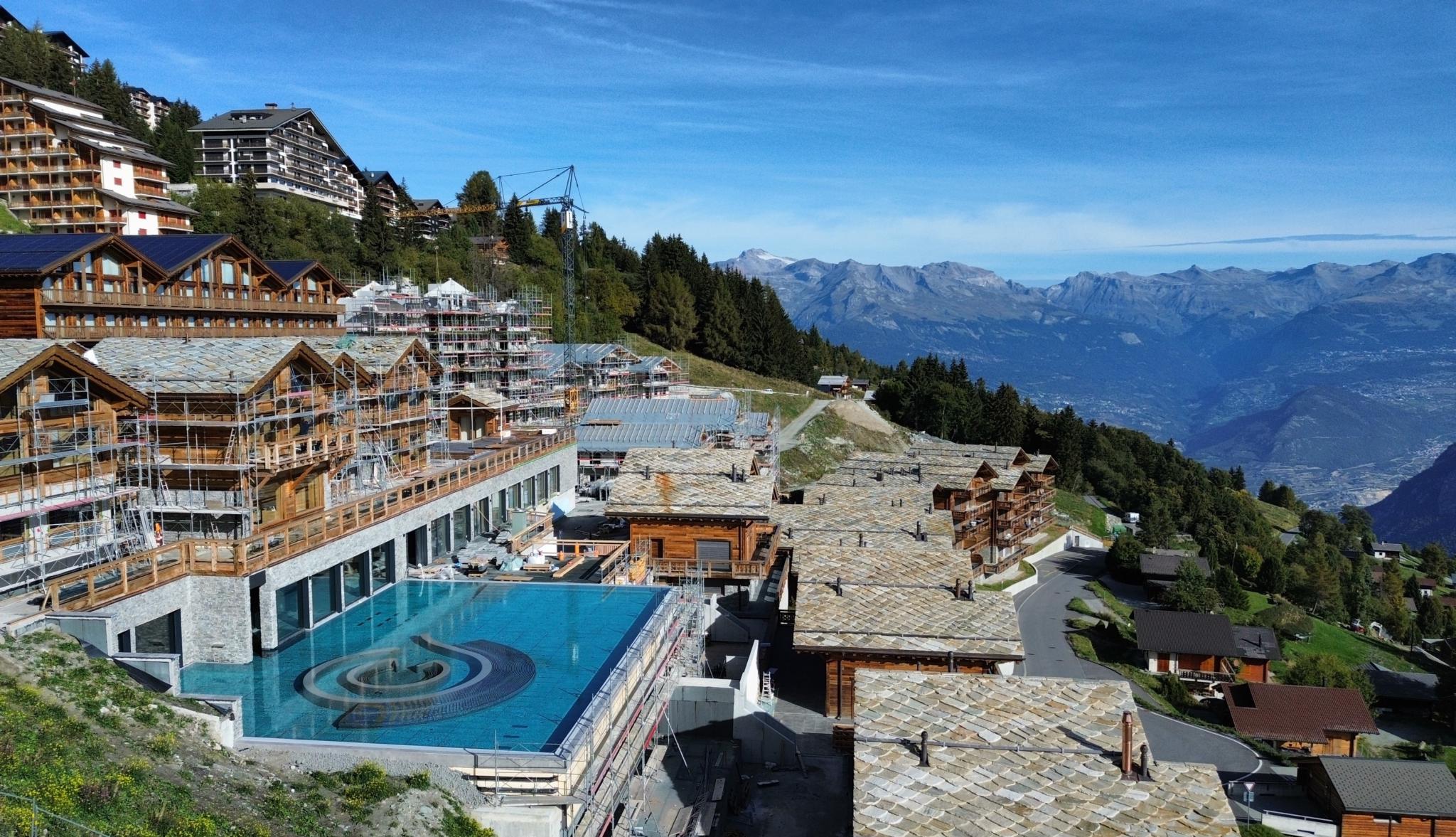 Alpines Resort mit Außenpool und Bergblick
