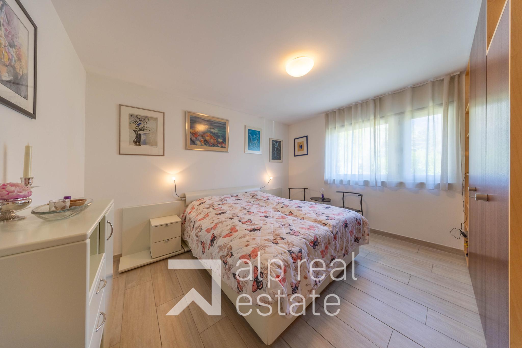 Helles Schlafzimmer mit Blumenbettwäsche