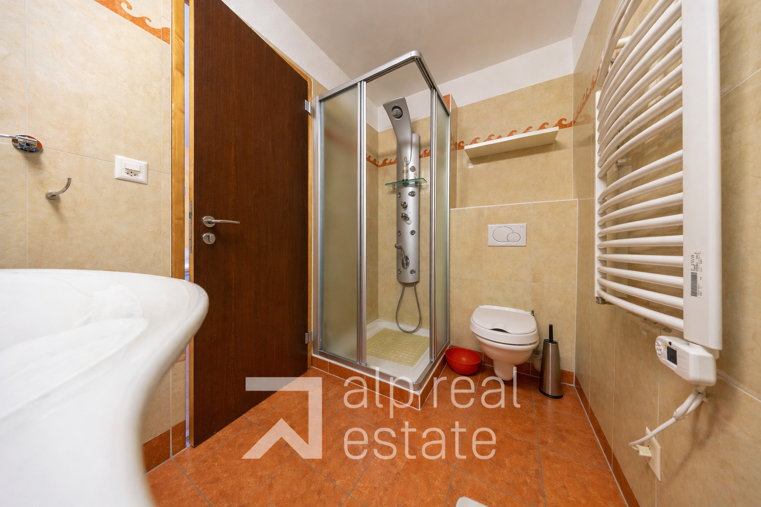 Modernes Badezimmer mit Duschkabine und WC