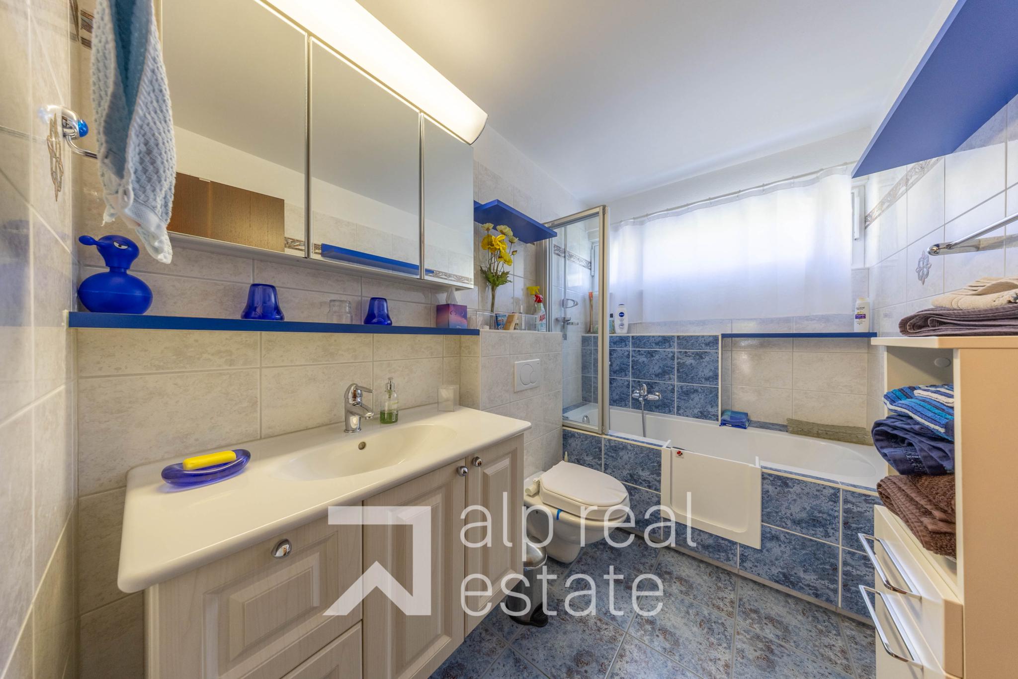 Helles Badezimmer mit Badewanne und Waschtisch