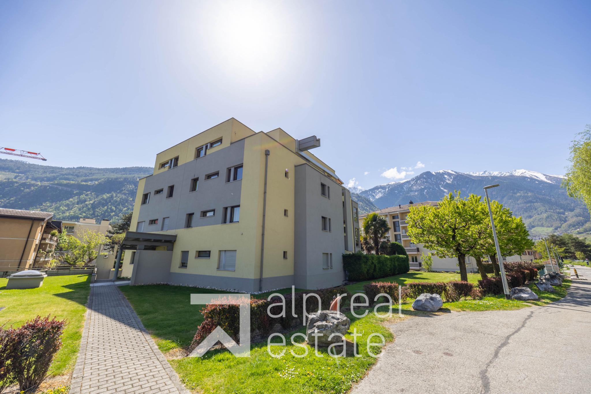 Mehrfamilienhaus in alpiner Umgebung