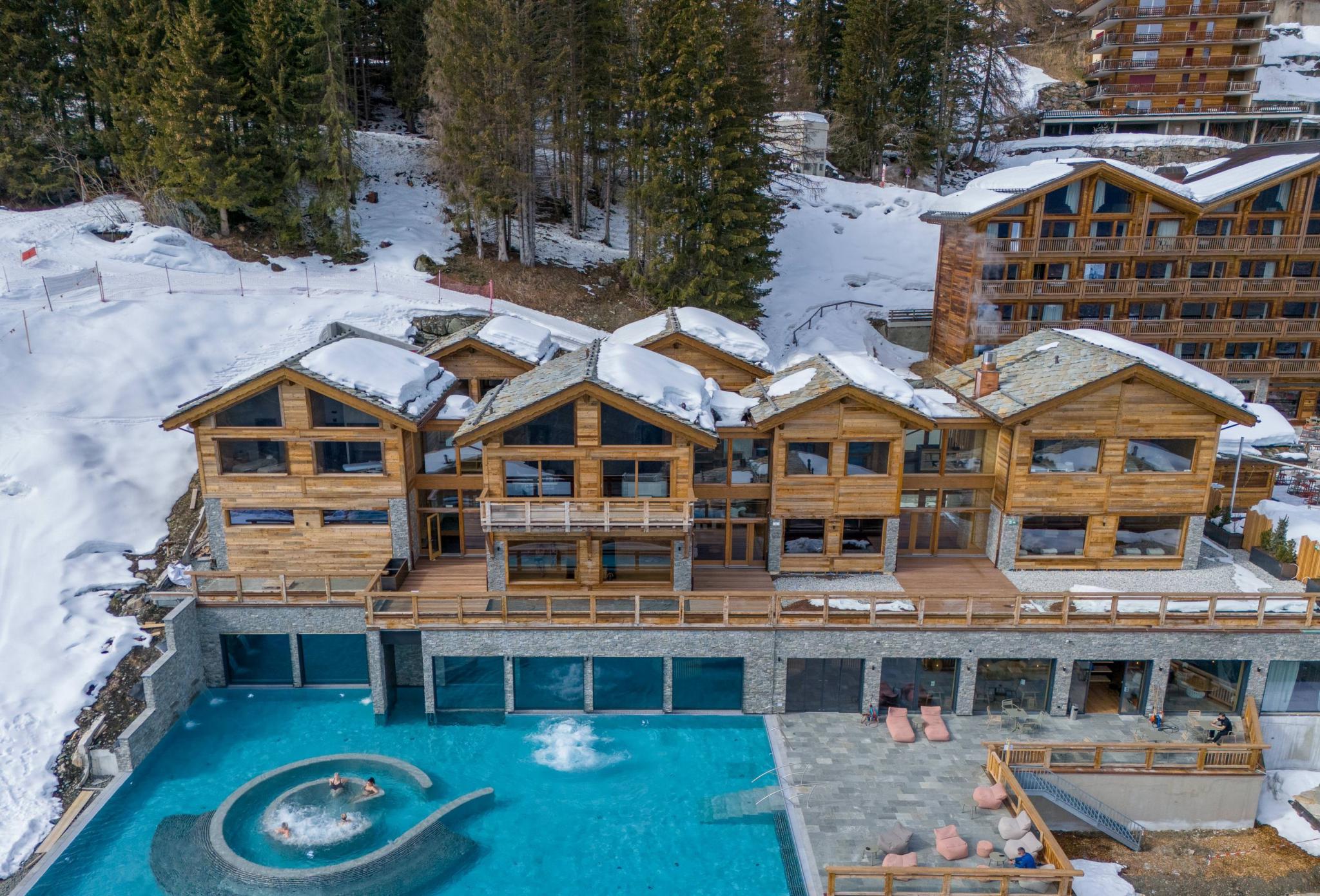 Alpines Chalet-Resort mit Außenpool