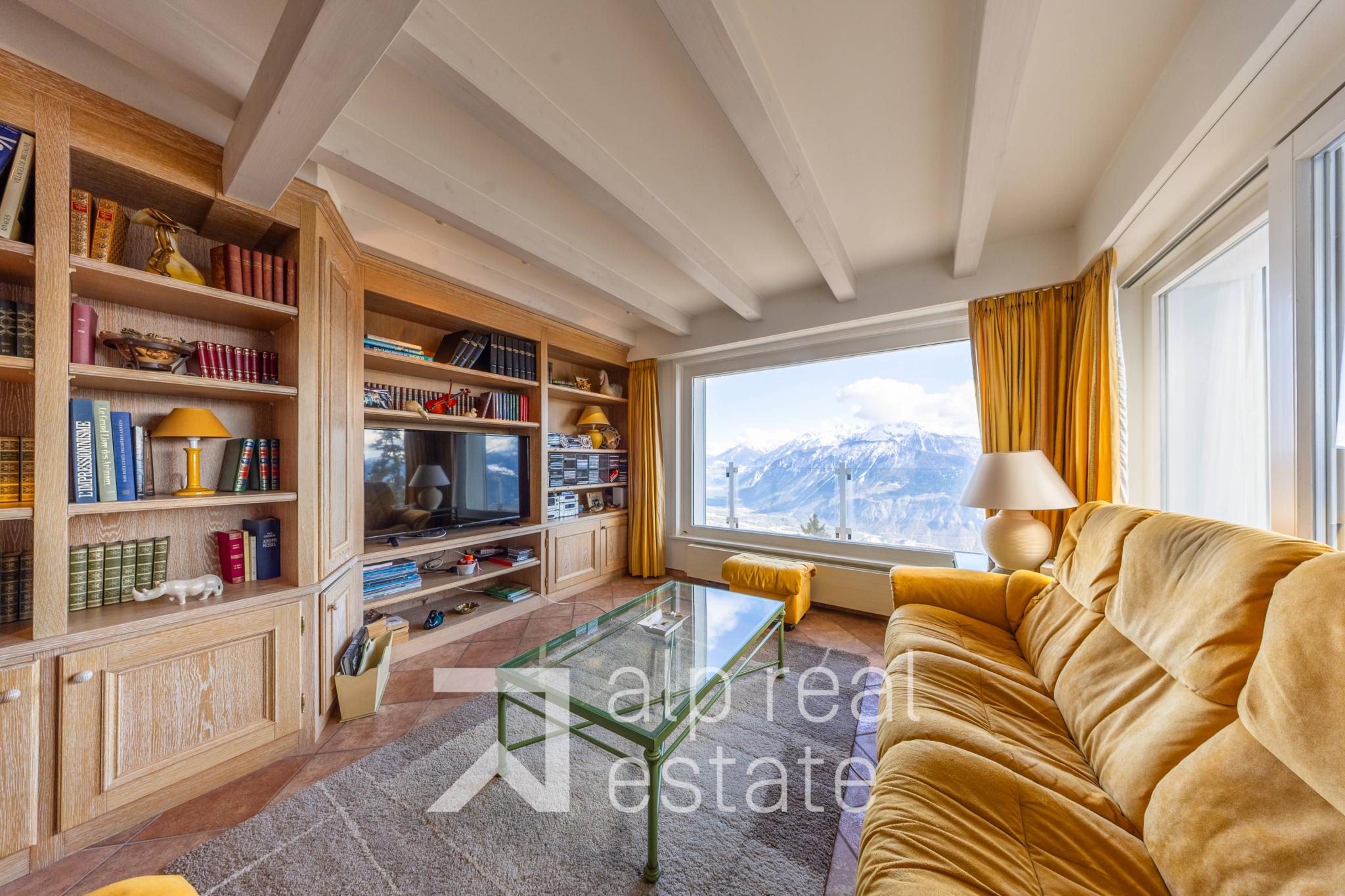 Wohnzimmer mit Bergblick