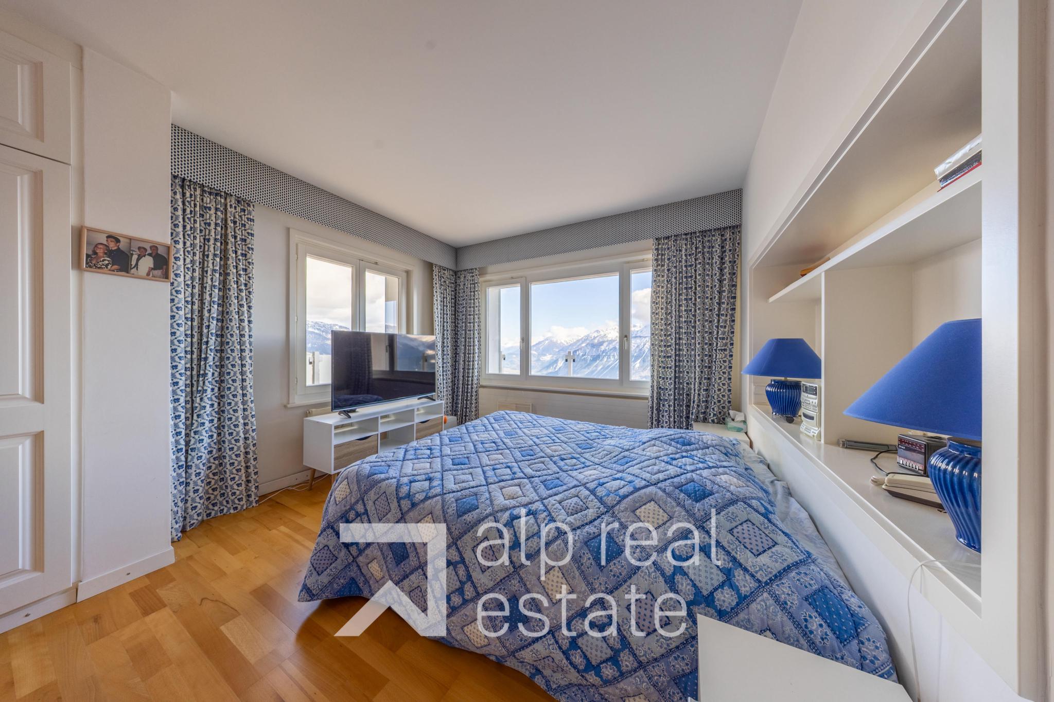 Helles Schlafzimmer mit Bergblick