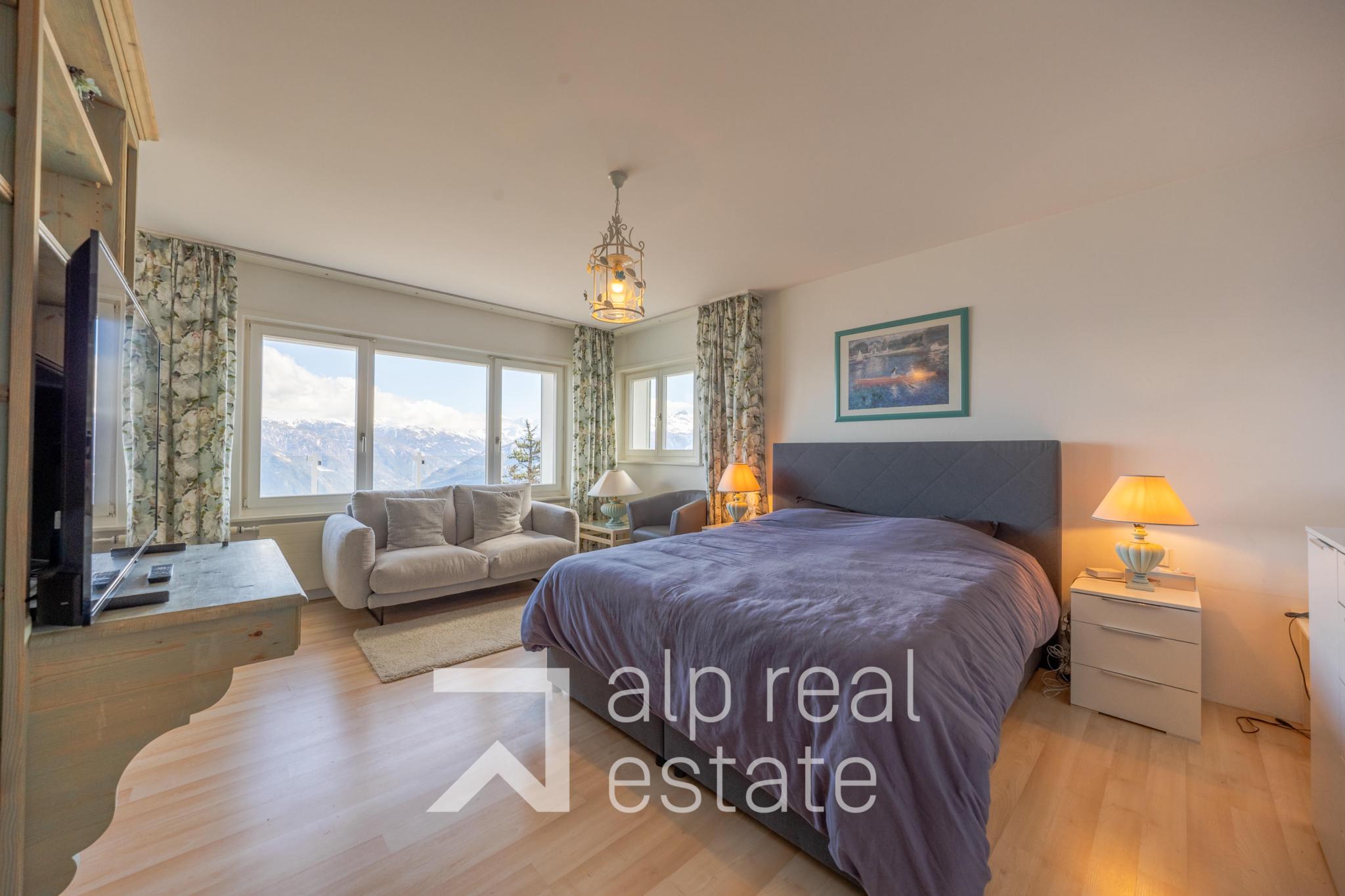 Helles Schlafzimmer mit Bergblick