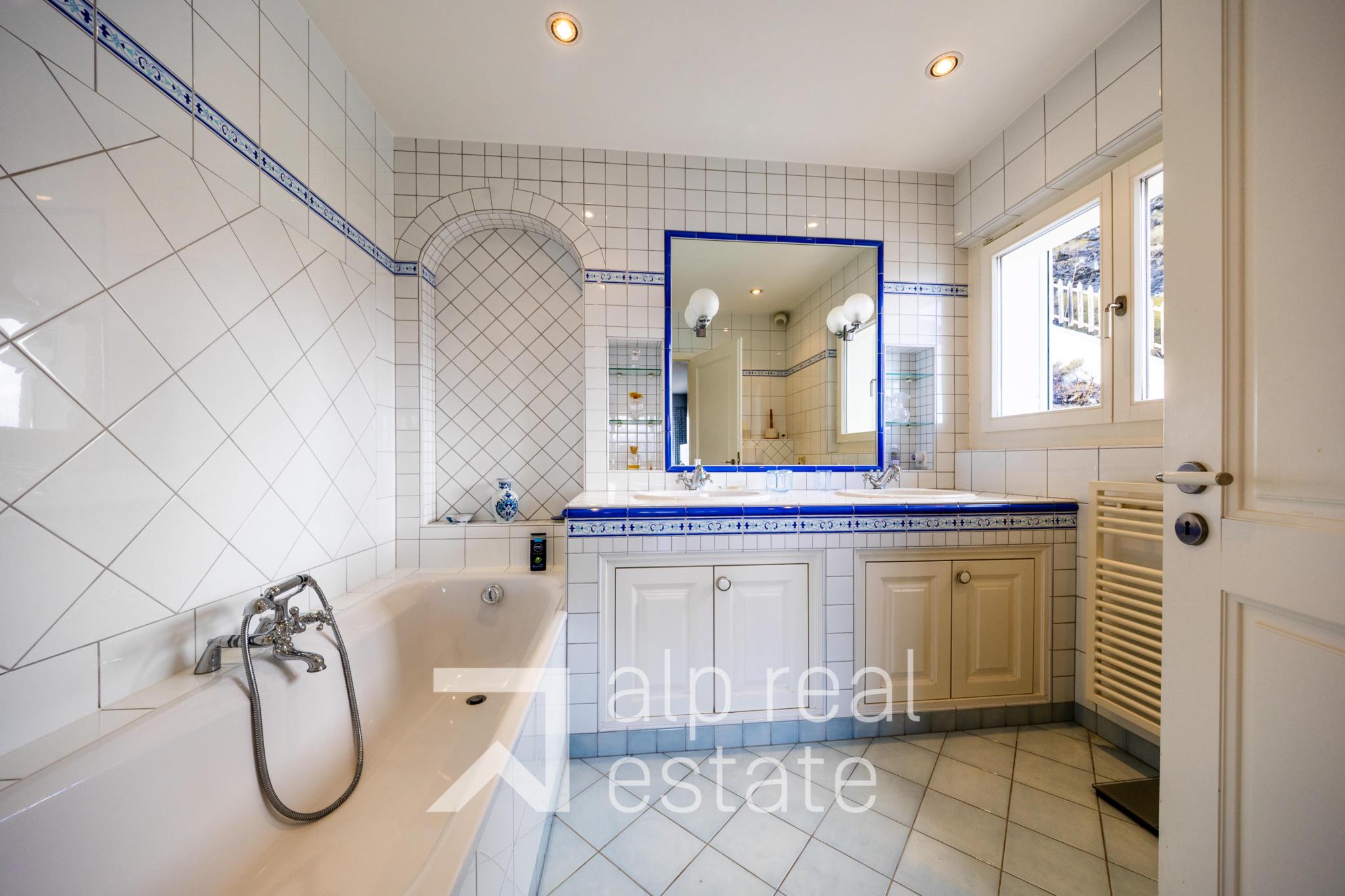 Helles Badezimmer mit Badewanne und Doppelwaschtisch