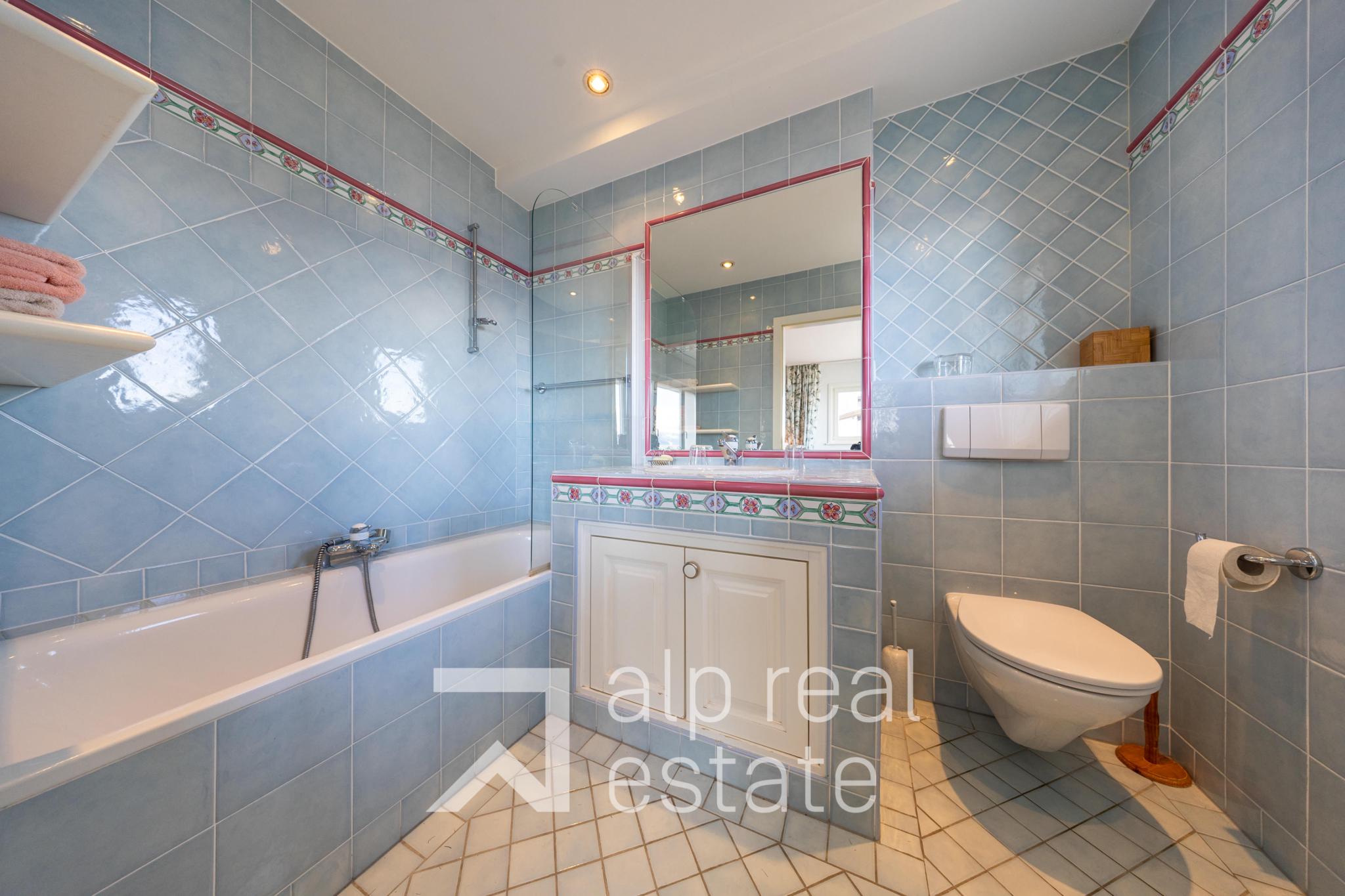 Helles Badezimmer mit Badewanne, Dusche und WC