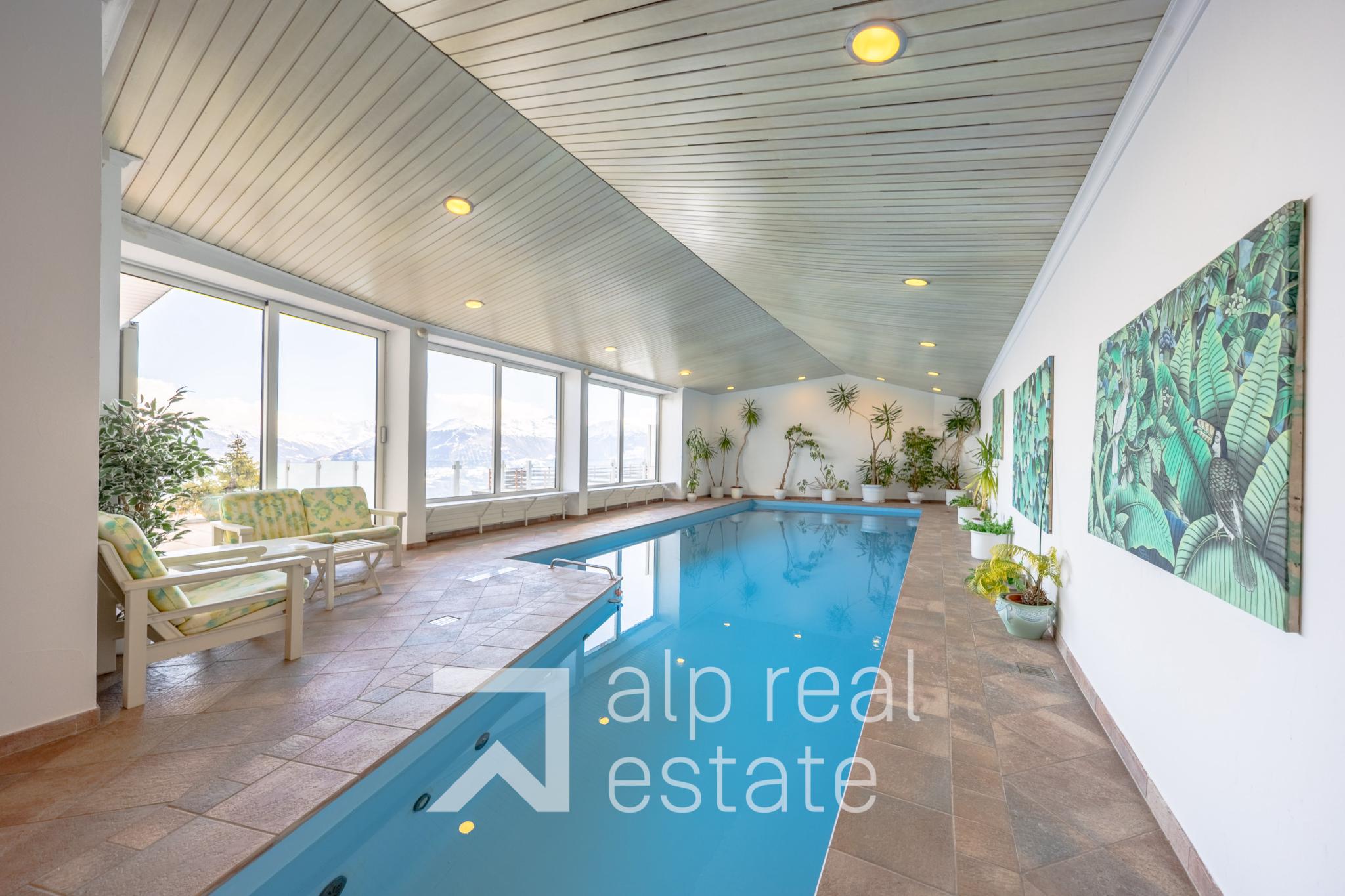 Innenpool mit Lounge und Bergblick