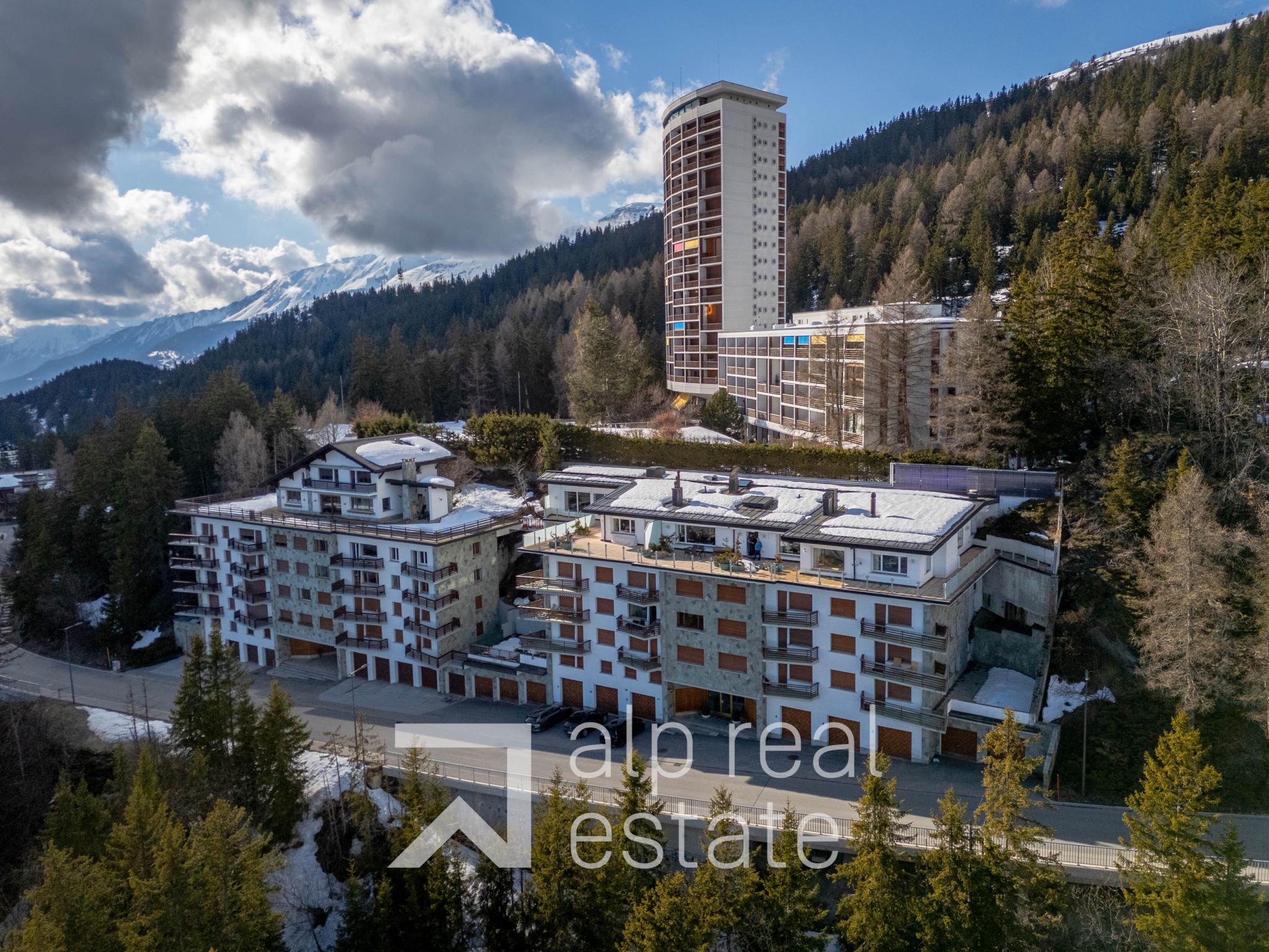 Alpine Wohnanlage mit Hochhaus und Bergblick