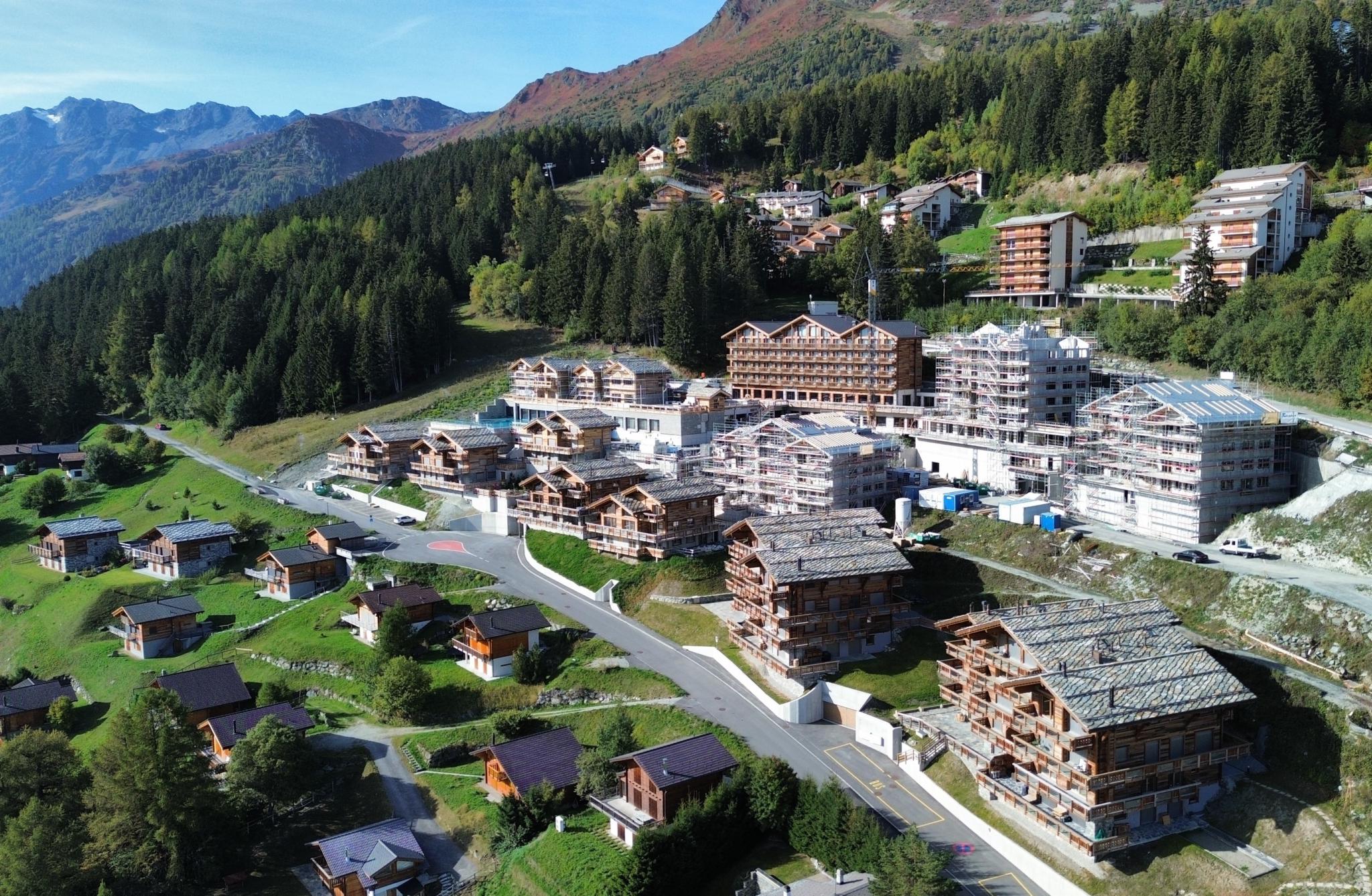 Alpine Ferienanlage mit Chalets und Hotelgebäuden