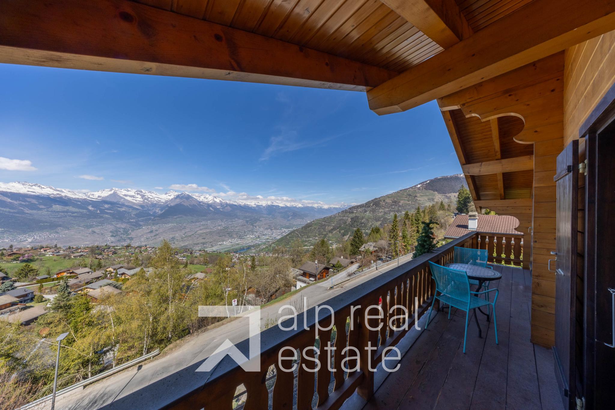 Balkon mit Bergpanorama