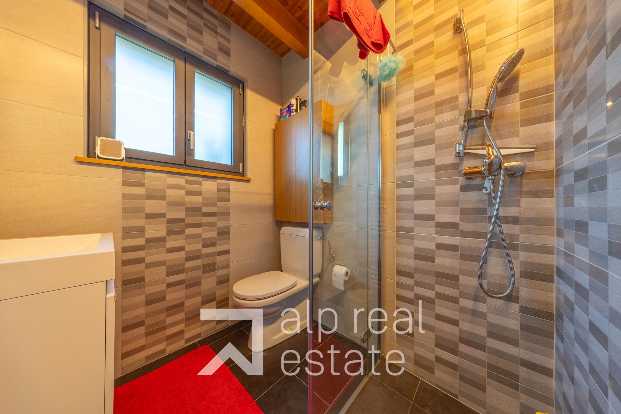 Modernes Badezimmer mit Dusche und WC