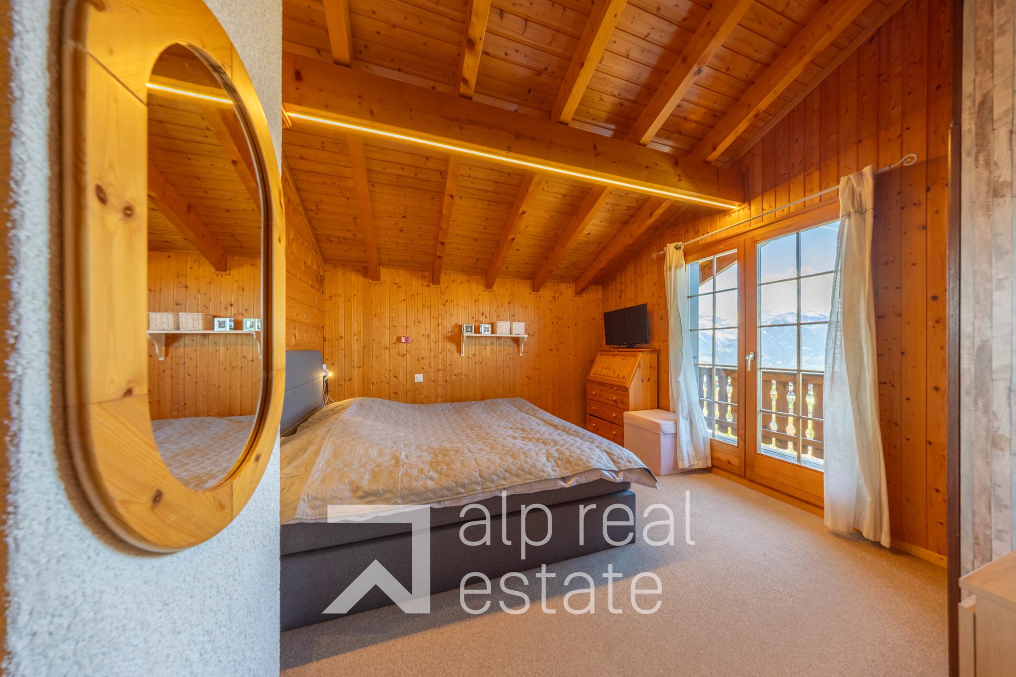 Gemütliches Holzschlafzimmer mit Bergblick