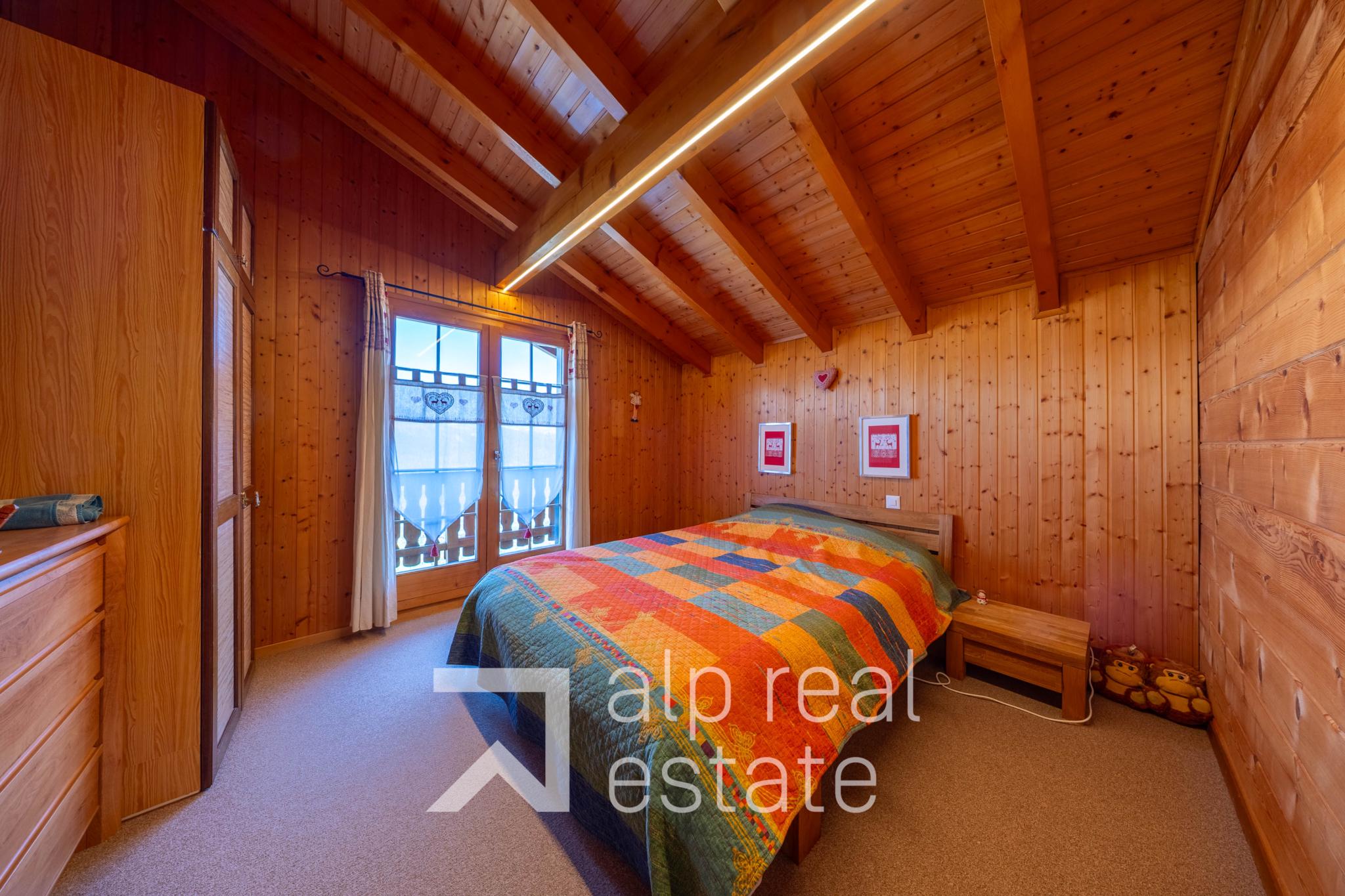 Gemütliches Holzschlafzimmer mit Dachschräge