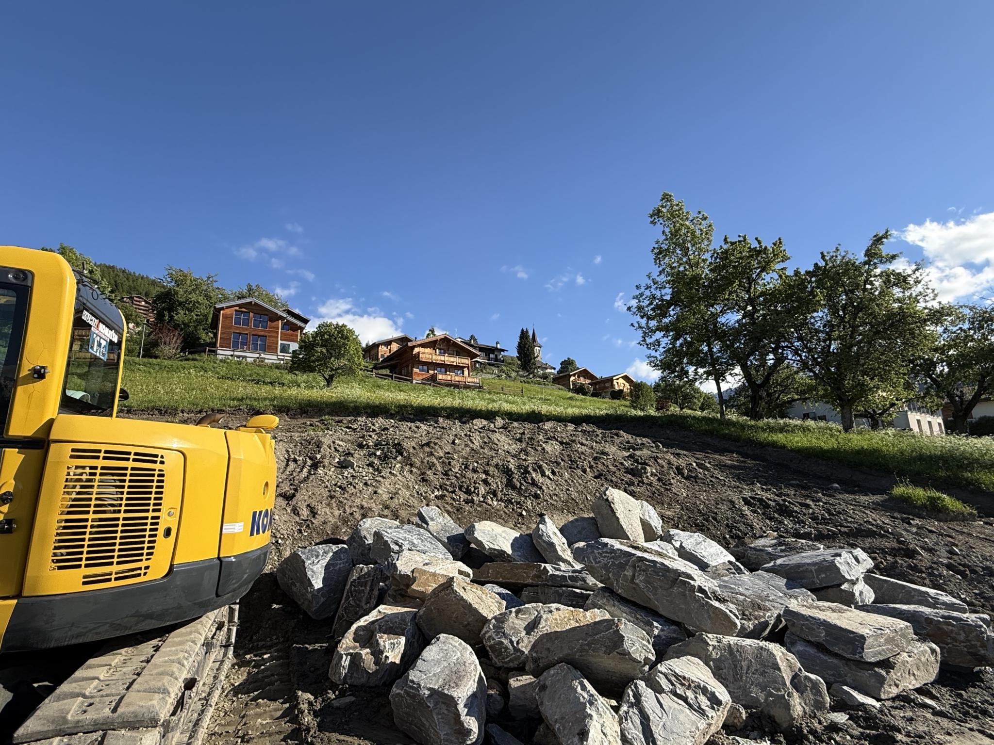Berglandschaft mit Baustelle und Chalets