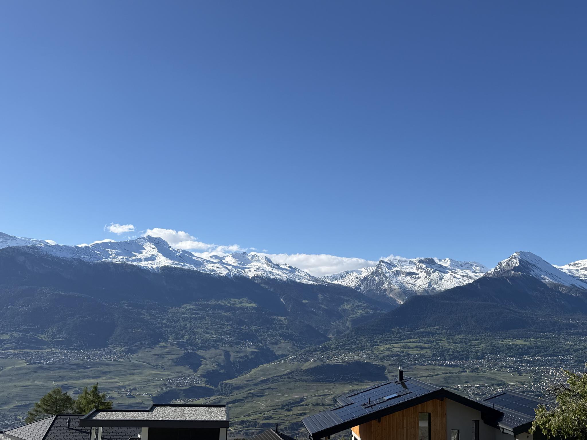 Bergpanorama mit Tal und Häusern