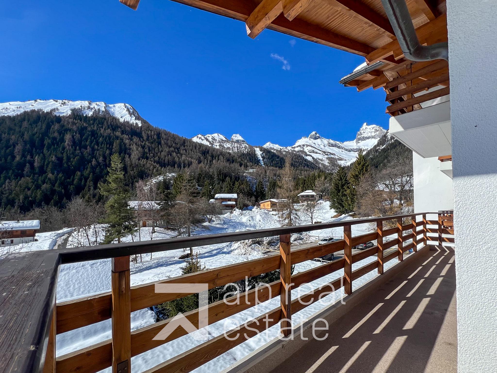 Balkon mit Bergpanorama