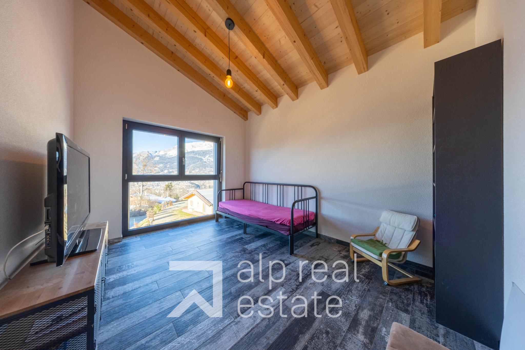 Modernes Dachgeschoss-Schlafzimmer mit Bergblick