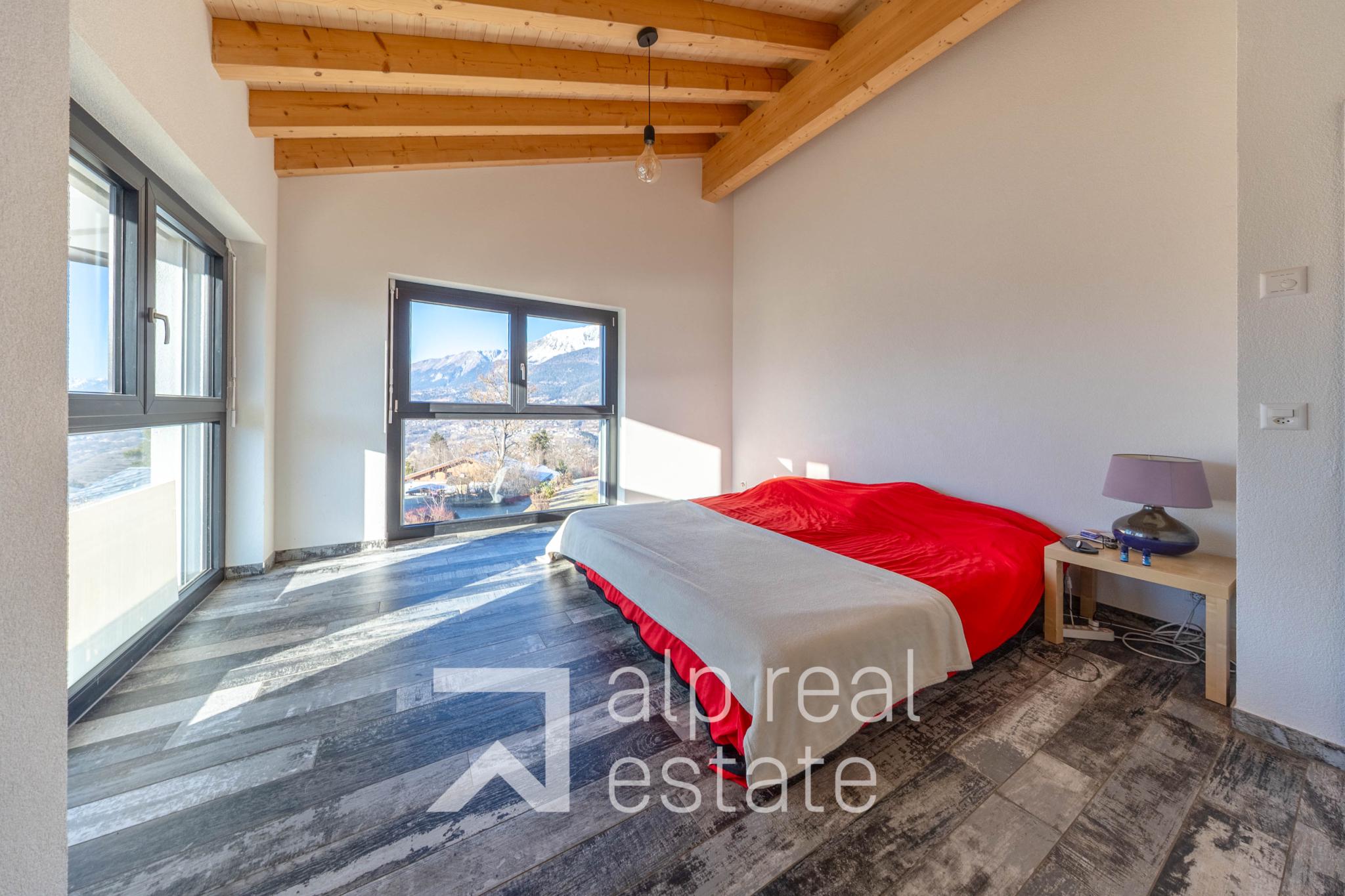 Helles Schlafzimmer mit Bergblick