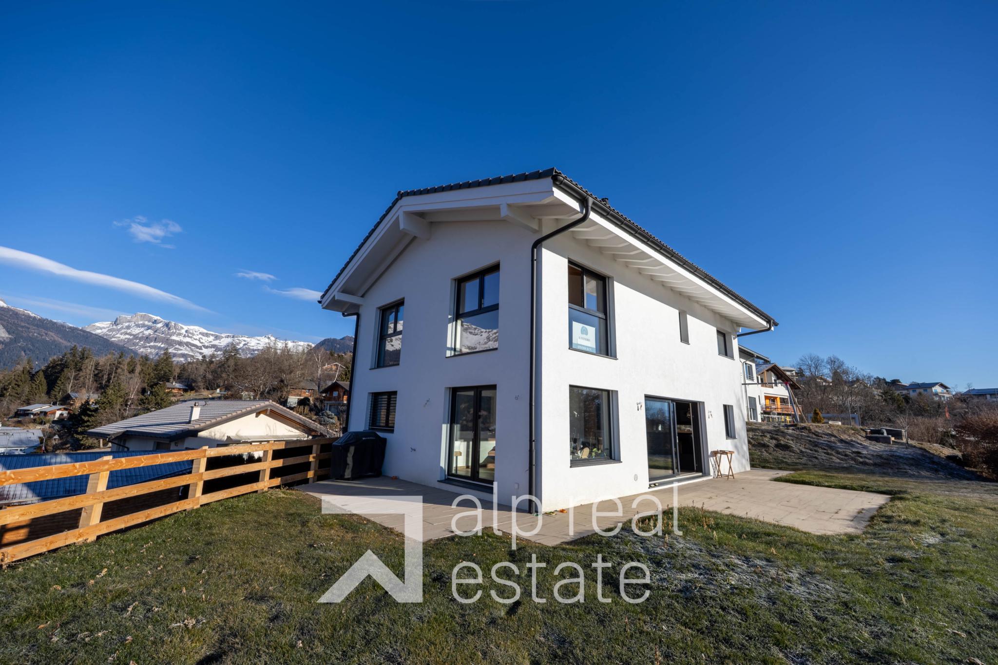 Modernes Einfamilienhaus mit Bergblick