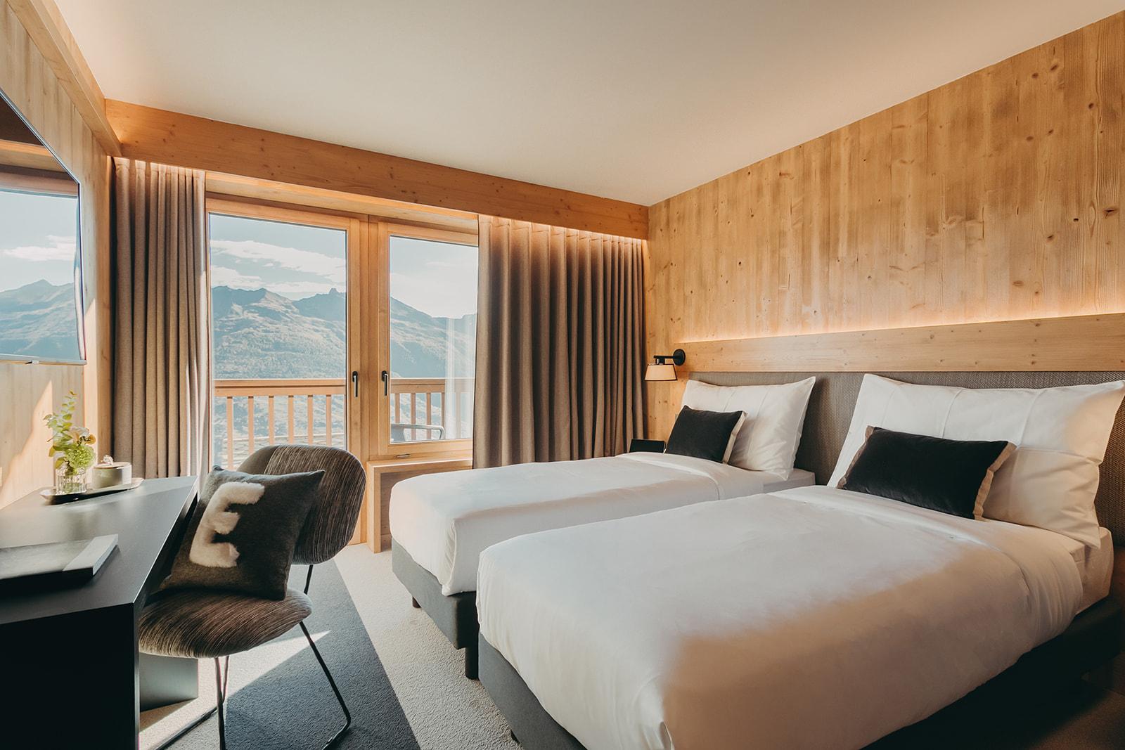 Modernes Schlafzimmer mit Bergblick