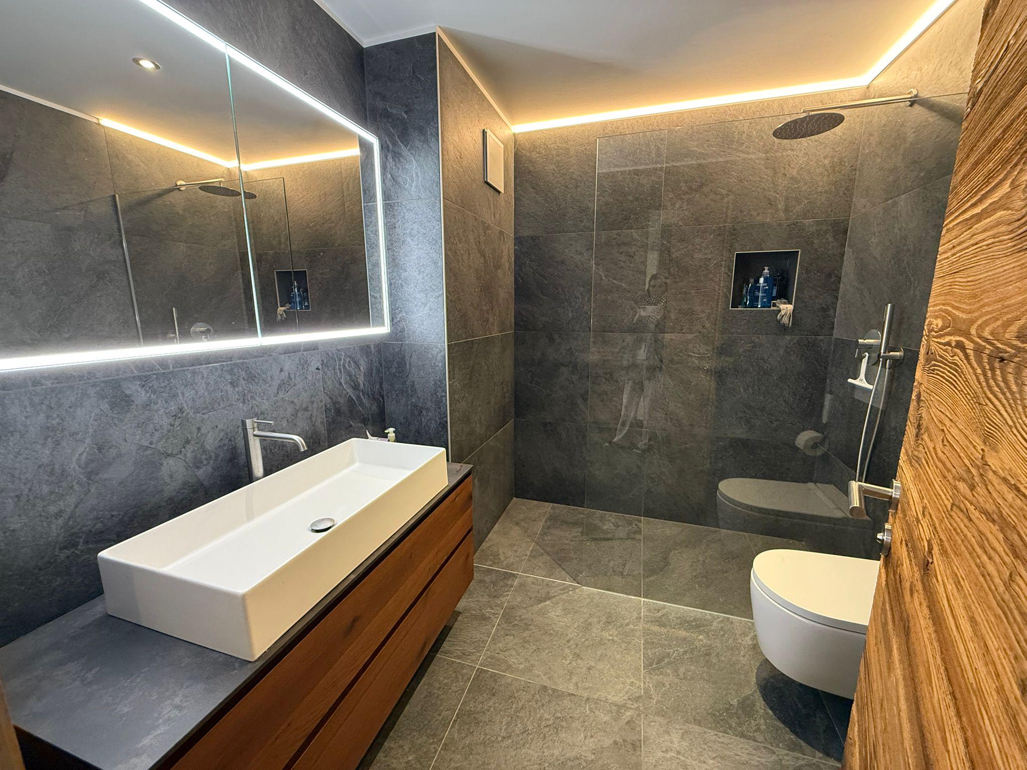Modernes Badezimmer mit Walk-in-Dusche, Wannenwaschtisch und wandhängendem WC