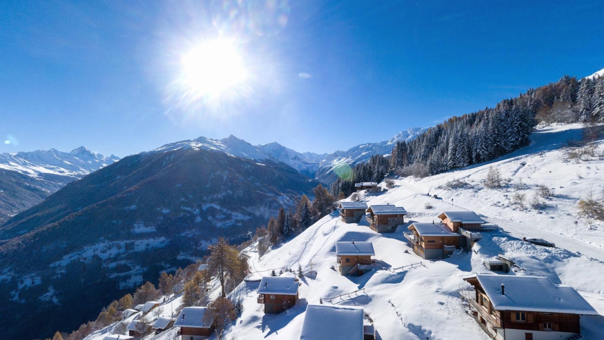 Schneebedecktes Bergdorf mit Chalets