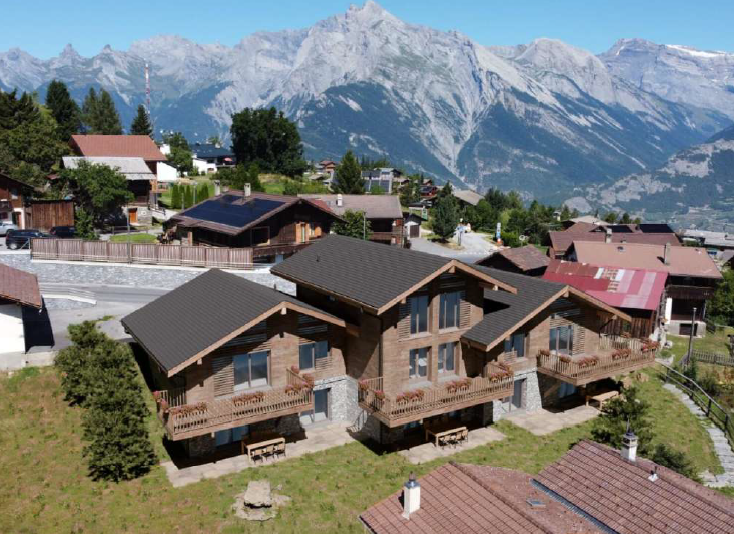 Alpenchalet mit Bergpanorama