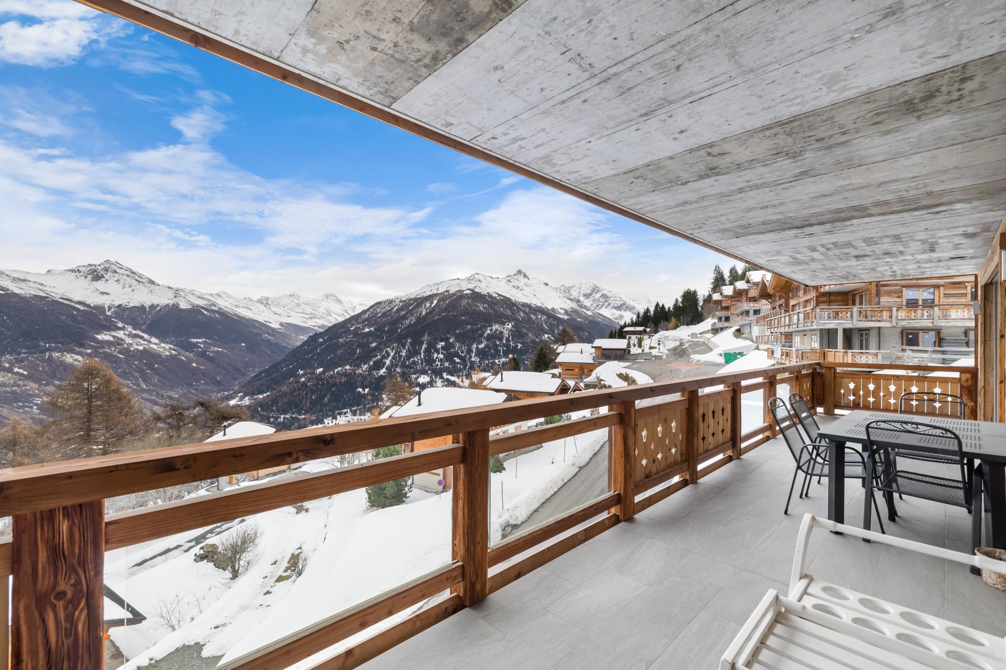 Balkon mit Bergpanorama