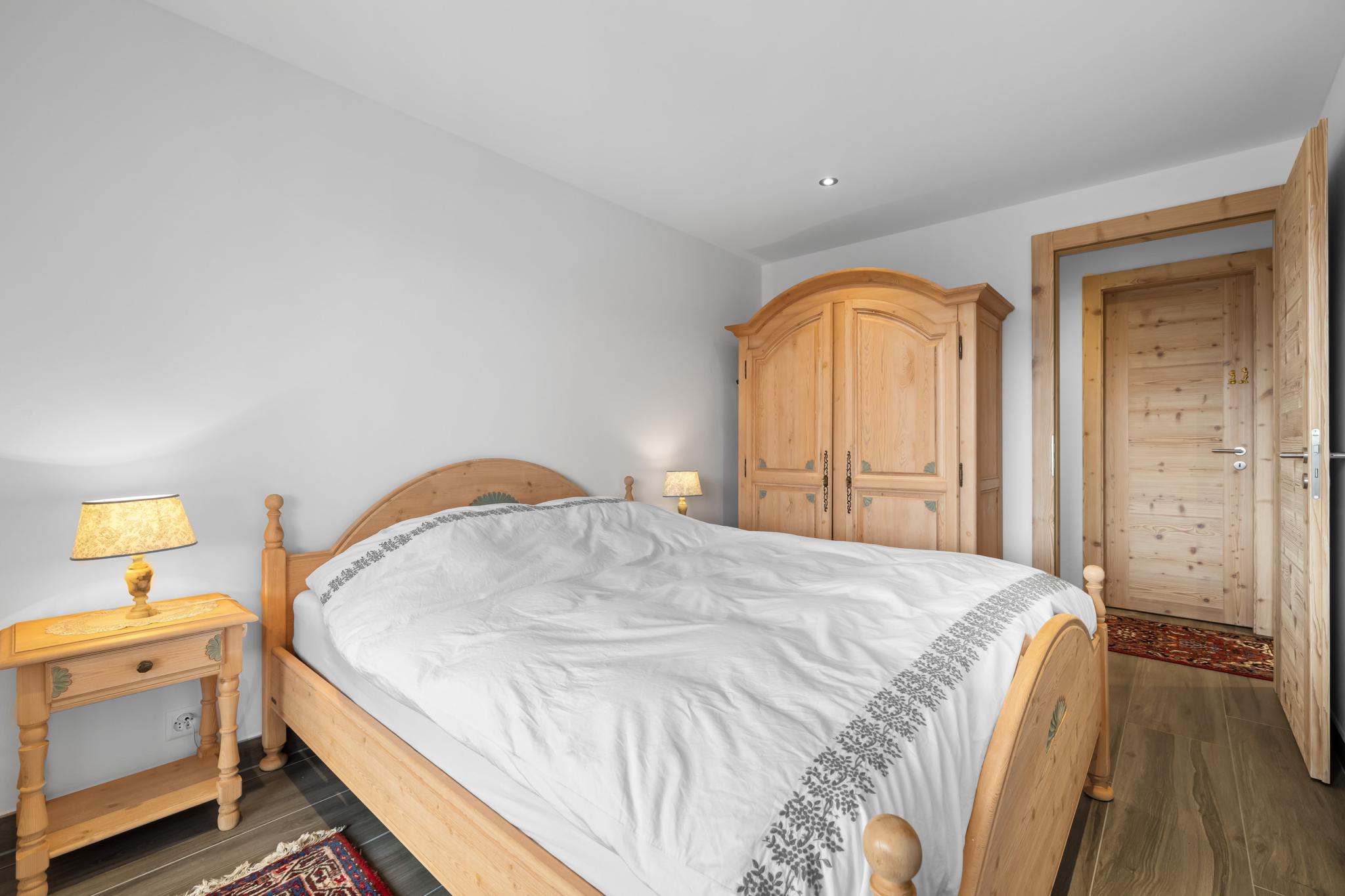Helles Schlafzimmer mit Holzmöbeln