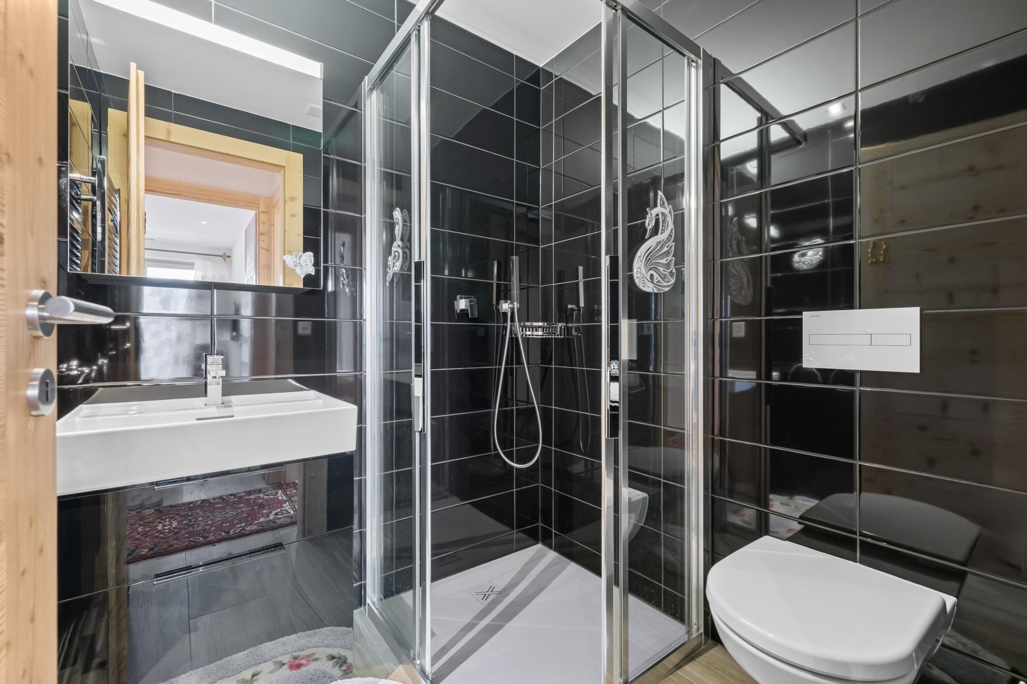 Modernes Bad mit Duschkabine und WC