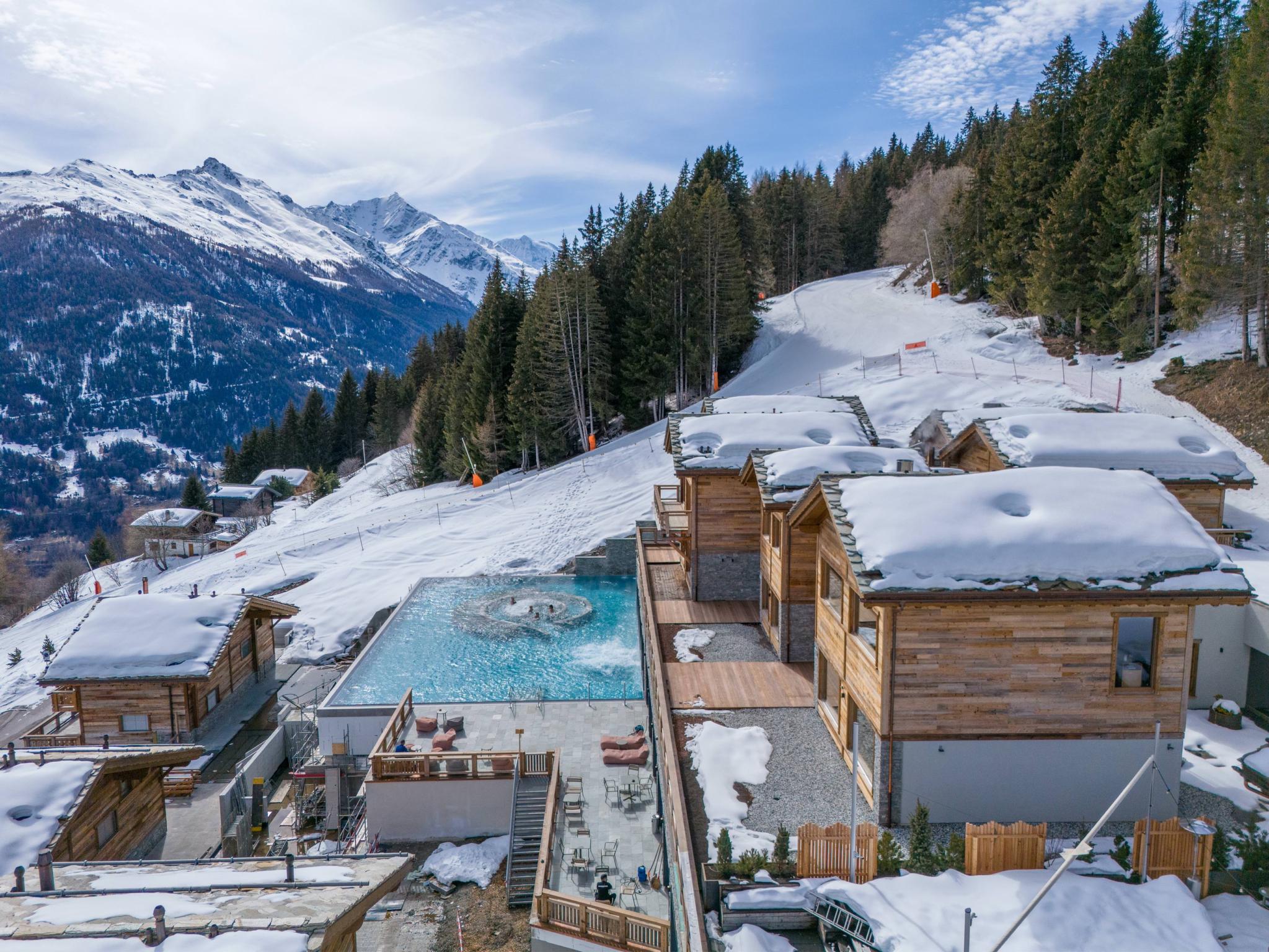 Winterresort mit Chalets und Außenpool