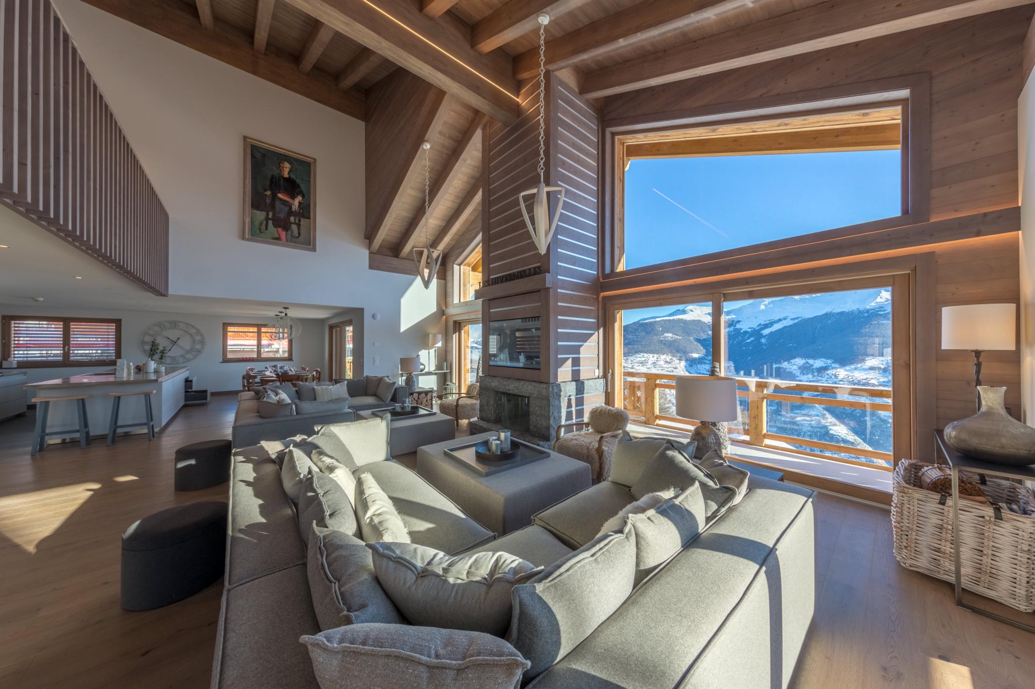 Großzügiges Wohnzimmer mit Bergblick