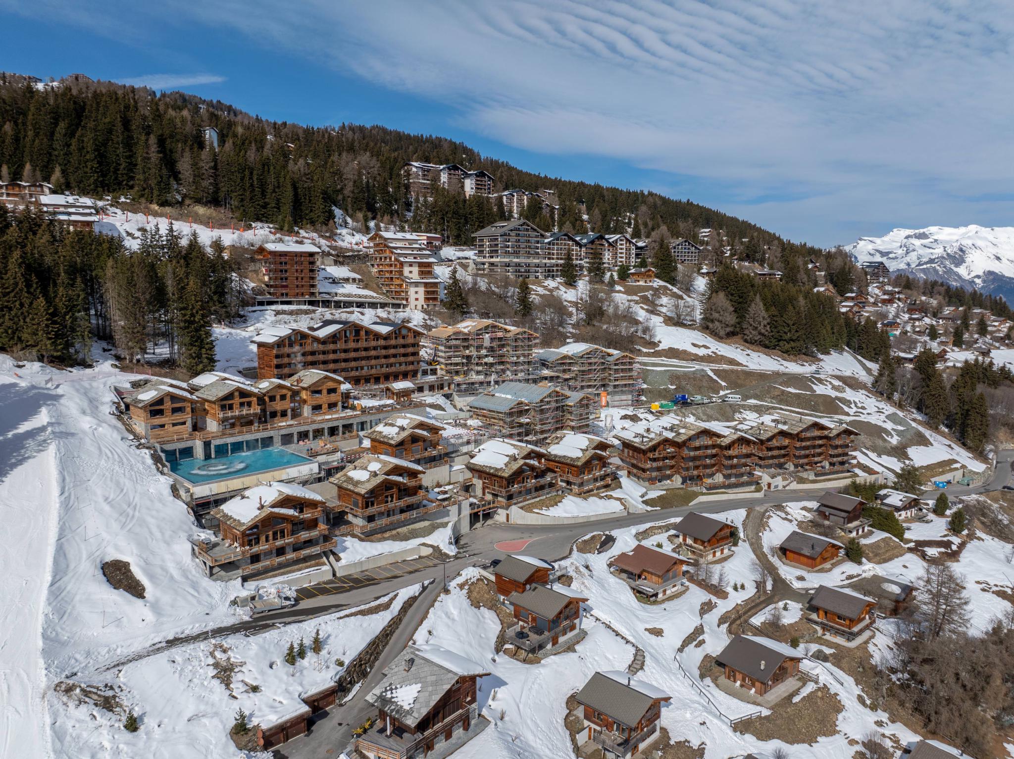 Schneebedecktes Bergresort mit Chalets und Apartments