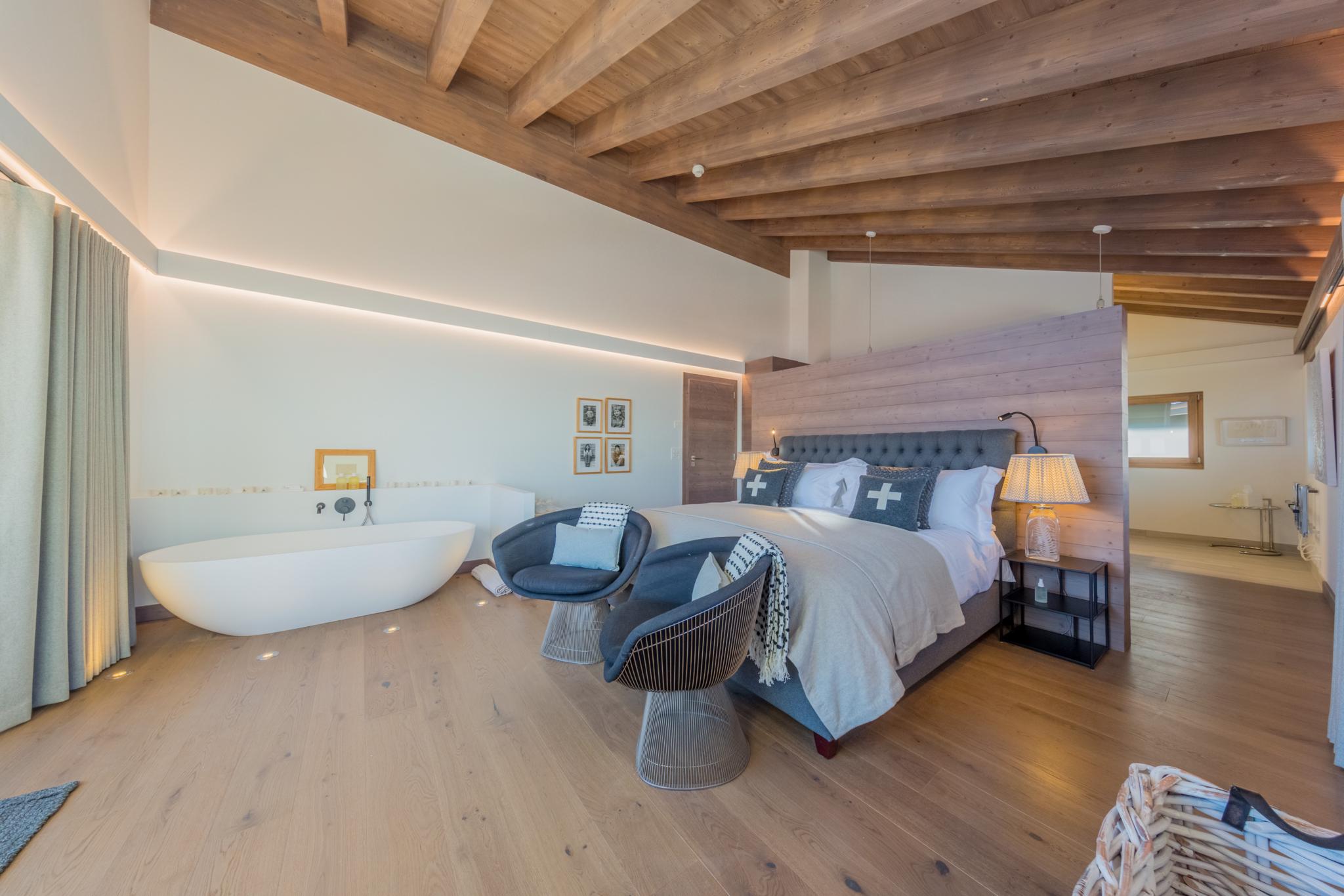 Schlafzimmer mit freistehender Badewanne