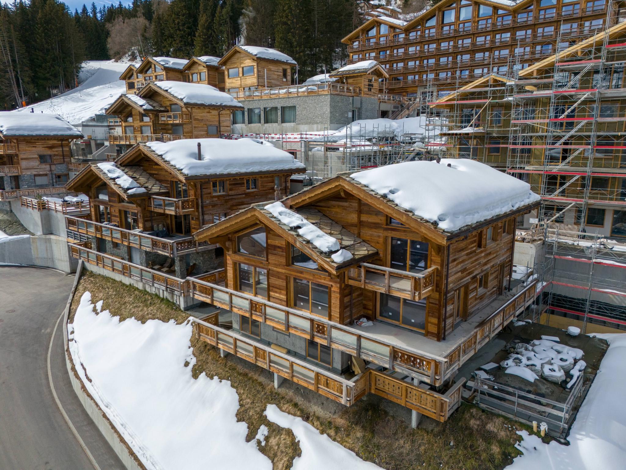 Alpines Chalet-Resort im Schnee