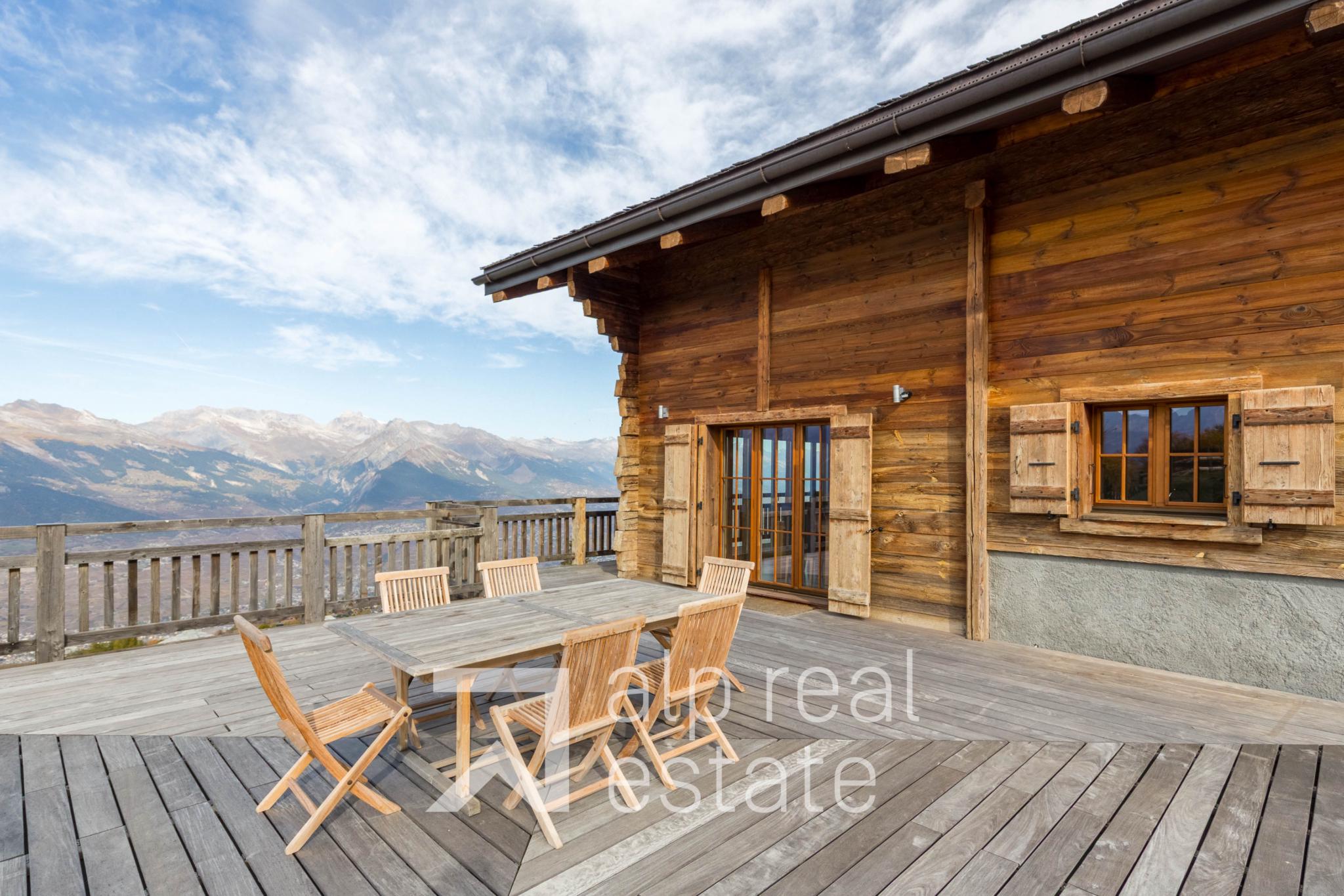 Holzterrasse mit Bergpanorama