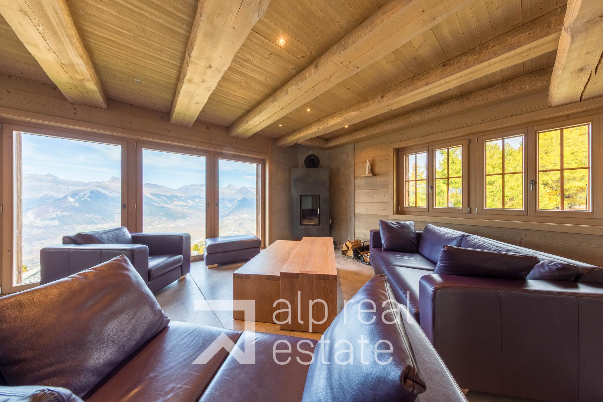 Gemütliches Chalet-Wohnzimmer mit Bergblick