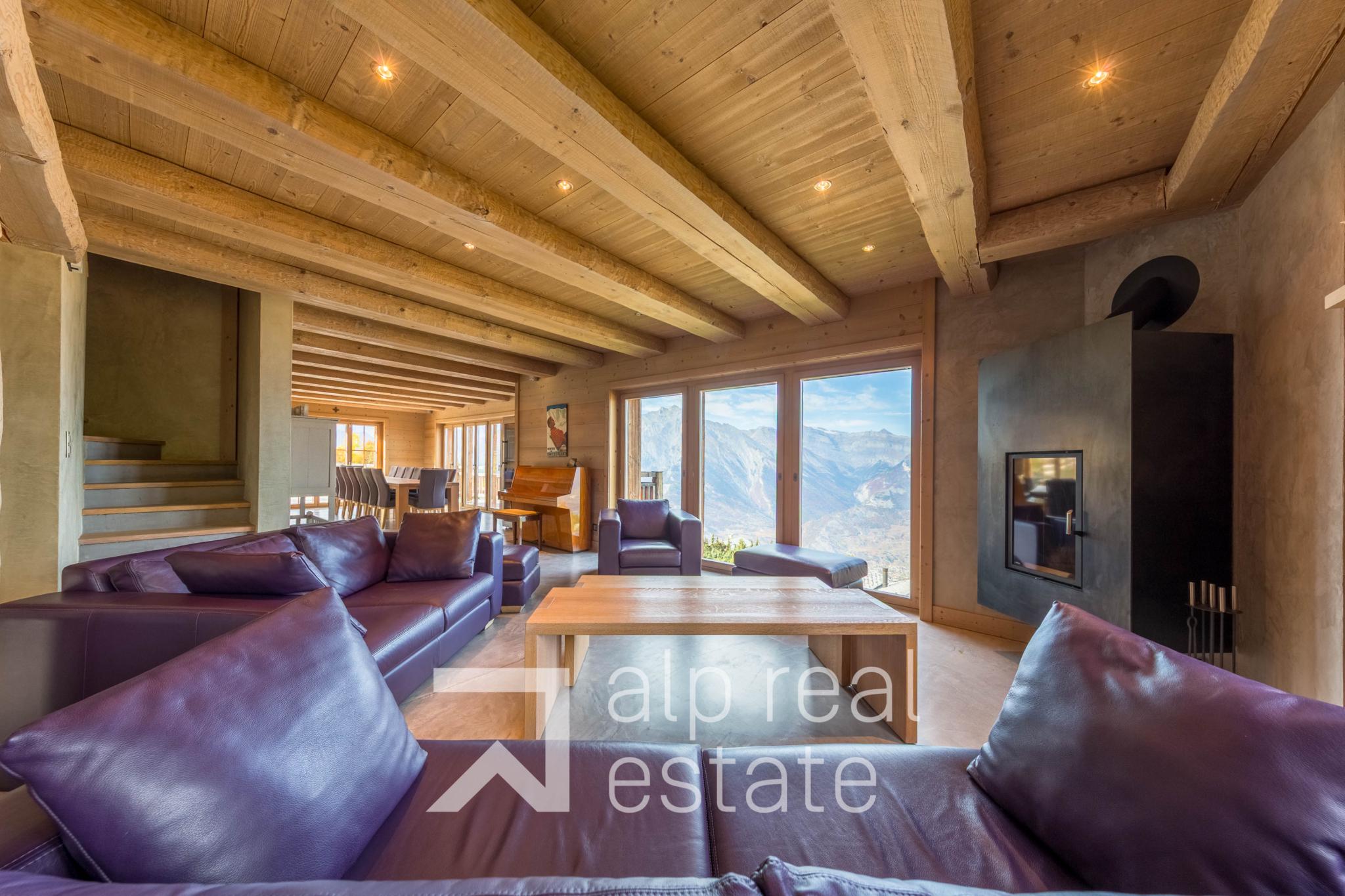 Luxuriöses Wohnzimmer mit Bergblick
