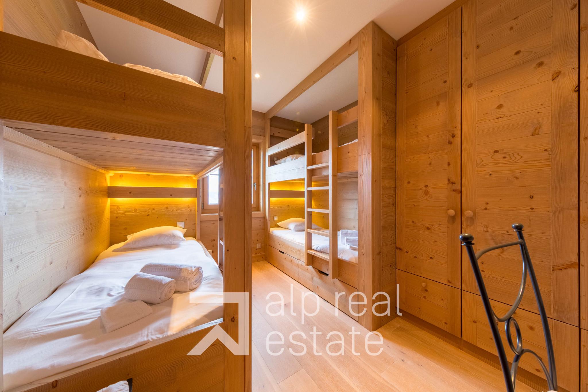 Holz-Schlafzimmer mit Etagenbetten