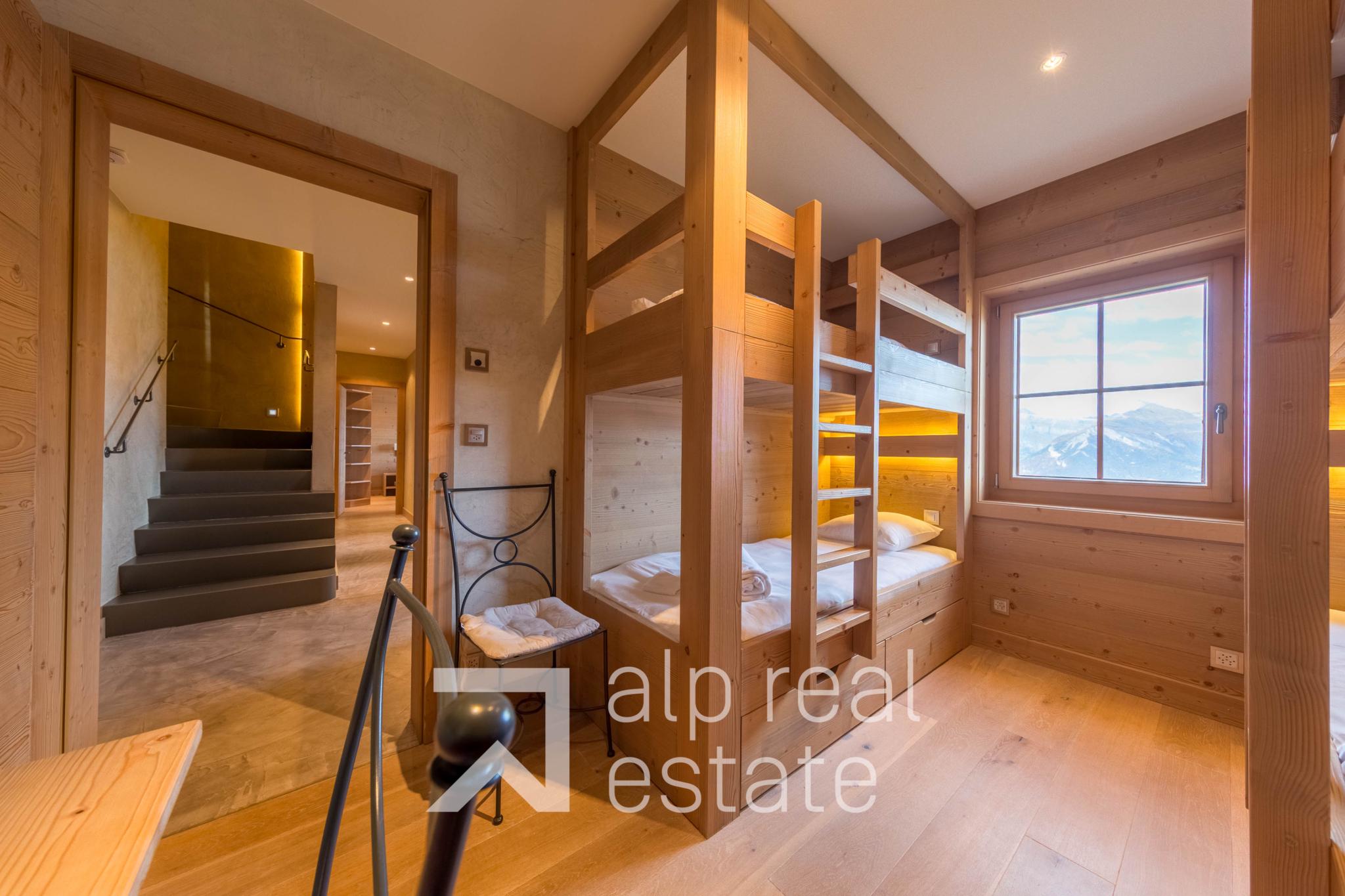 Holzschlafzimmer mit Etagenbett und Bergblick