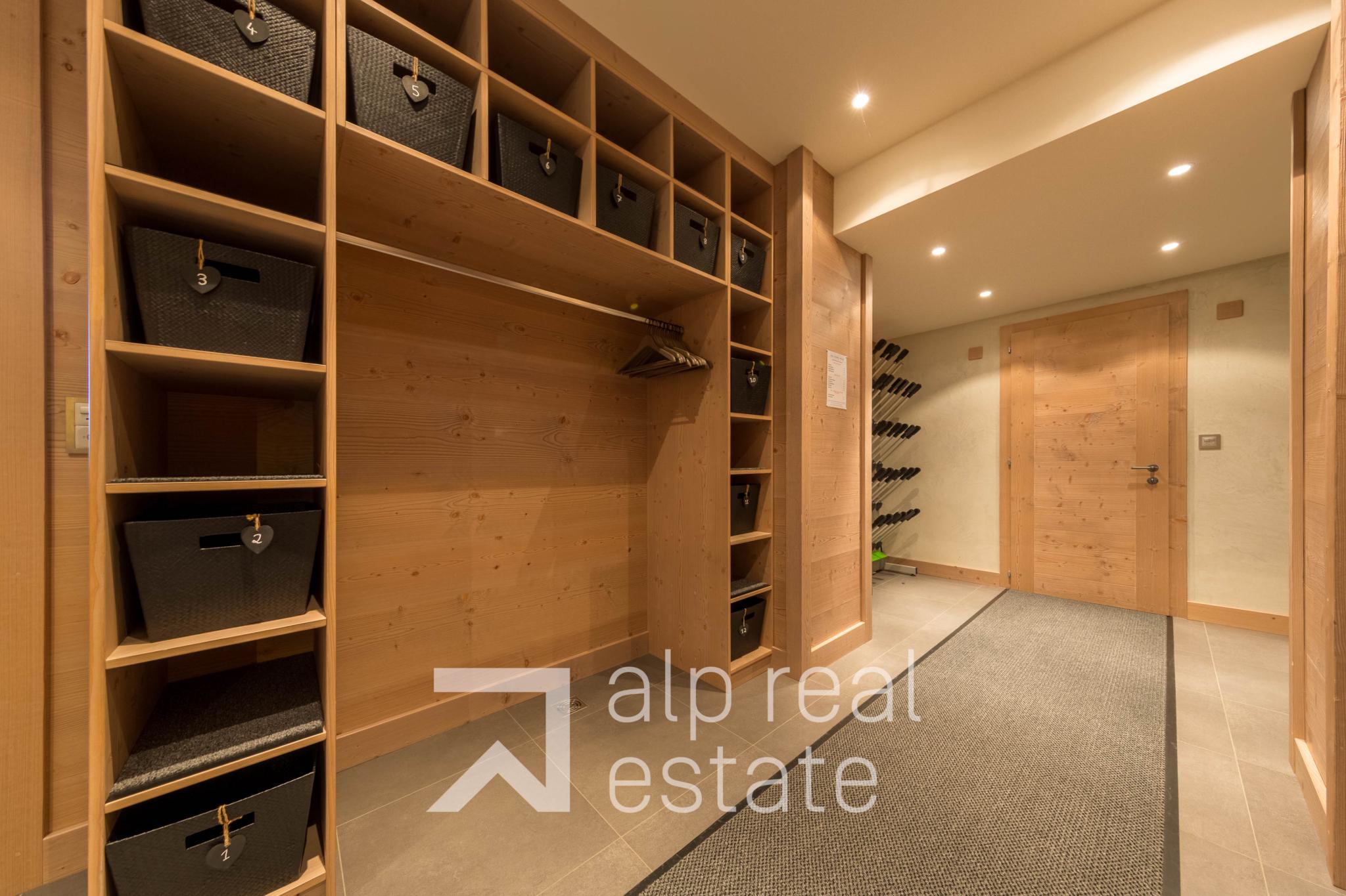 Heller Eingangsbereich mit Holz-Einbauschrank