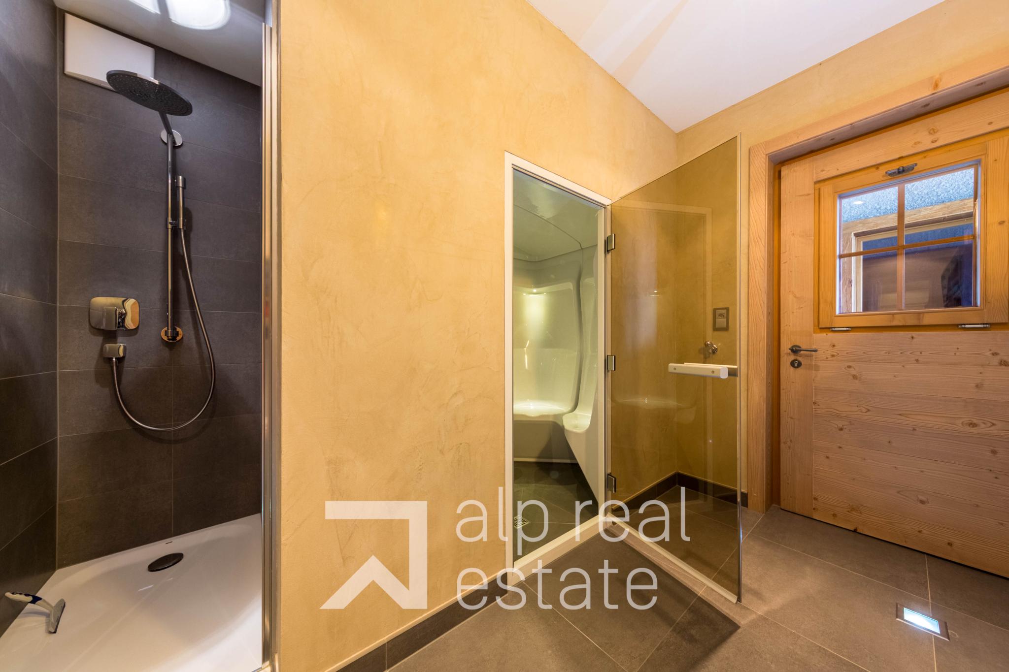 Modernes Badezimmer mit Holz- und Glasdetails