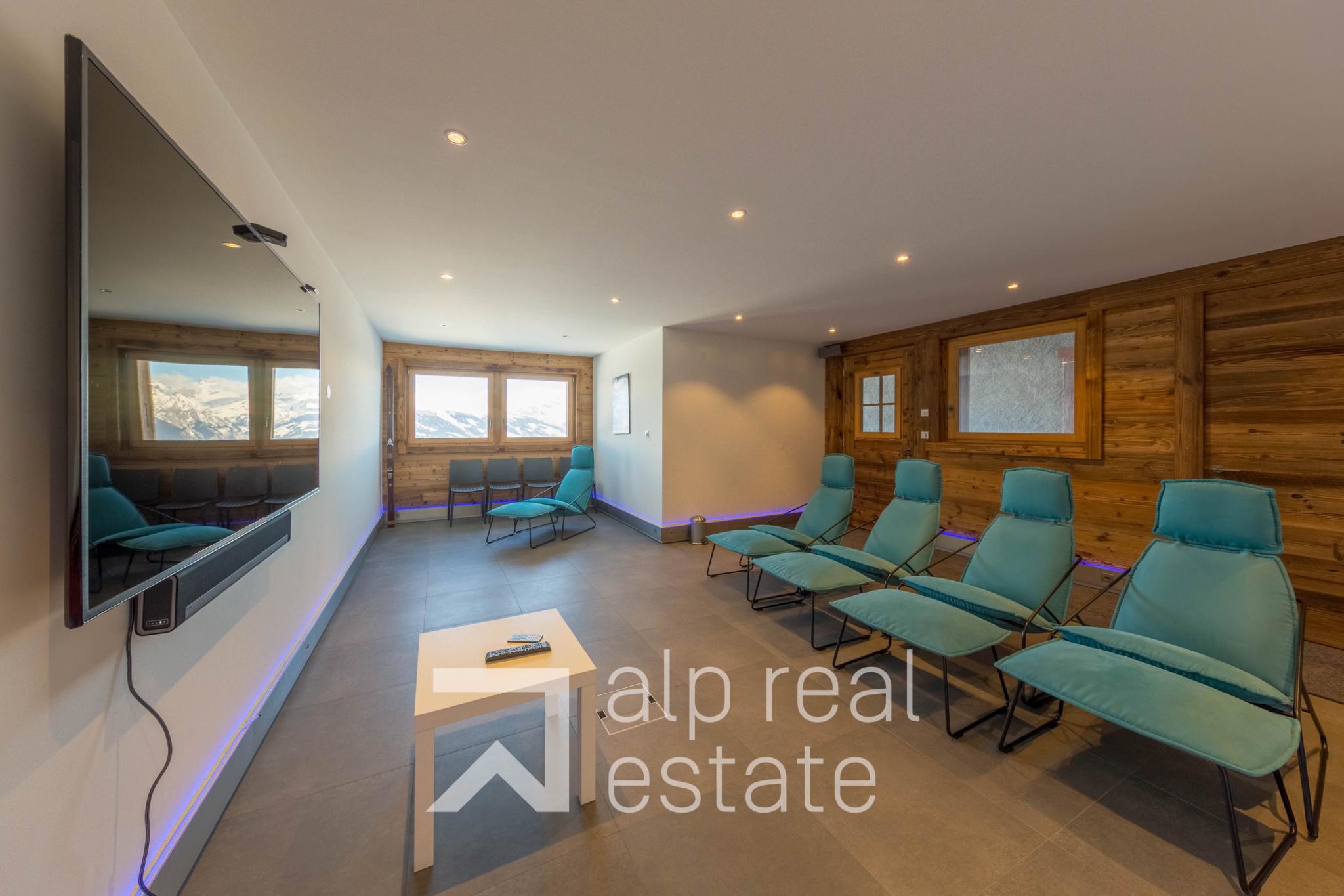 Moderner Lounge-/Kinoraum mit Bergblick